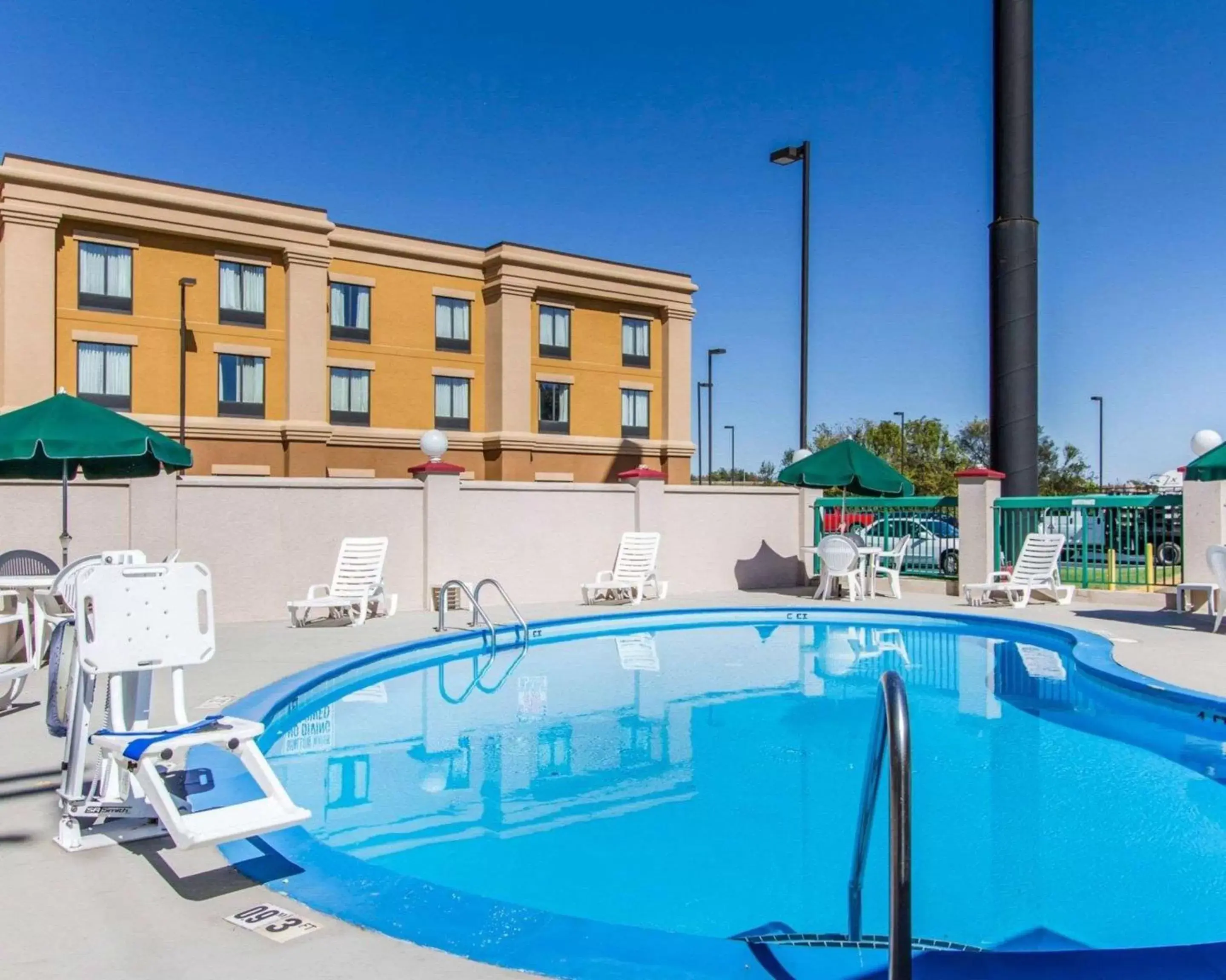 Swimming Pool in Quality Inn Fort Campbell