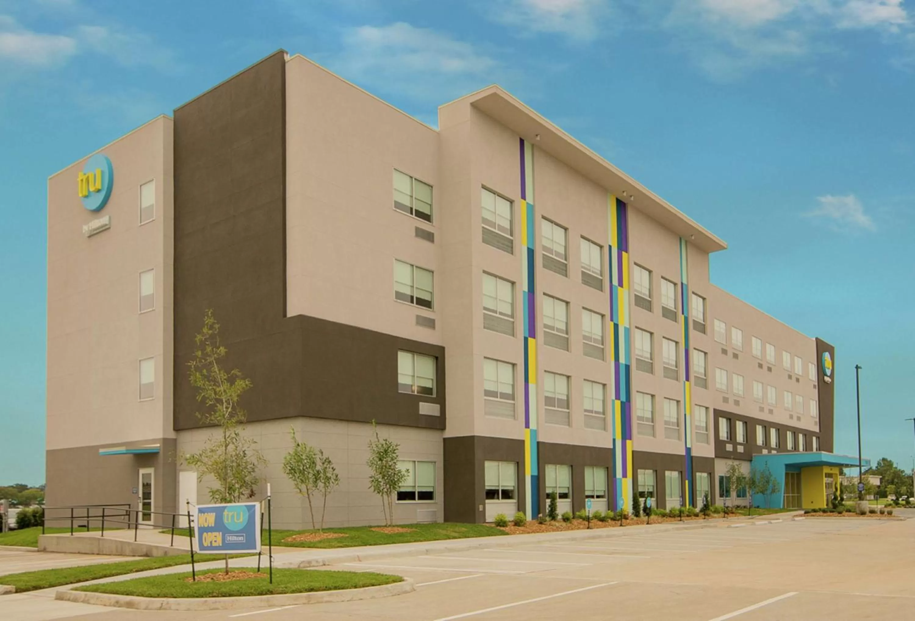 Property building in Tru by Hilton Lafayette River Ranch