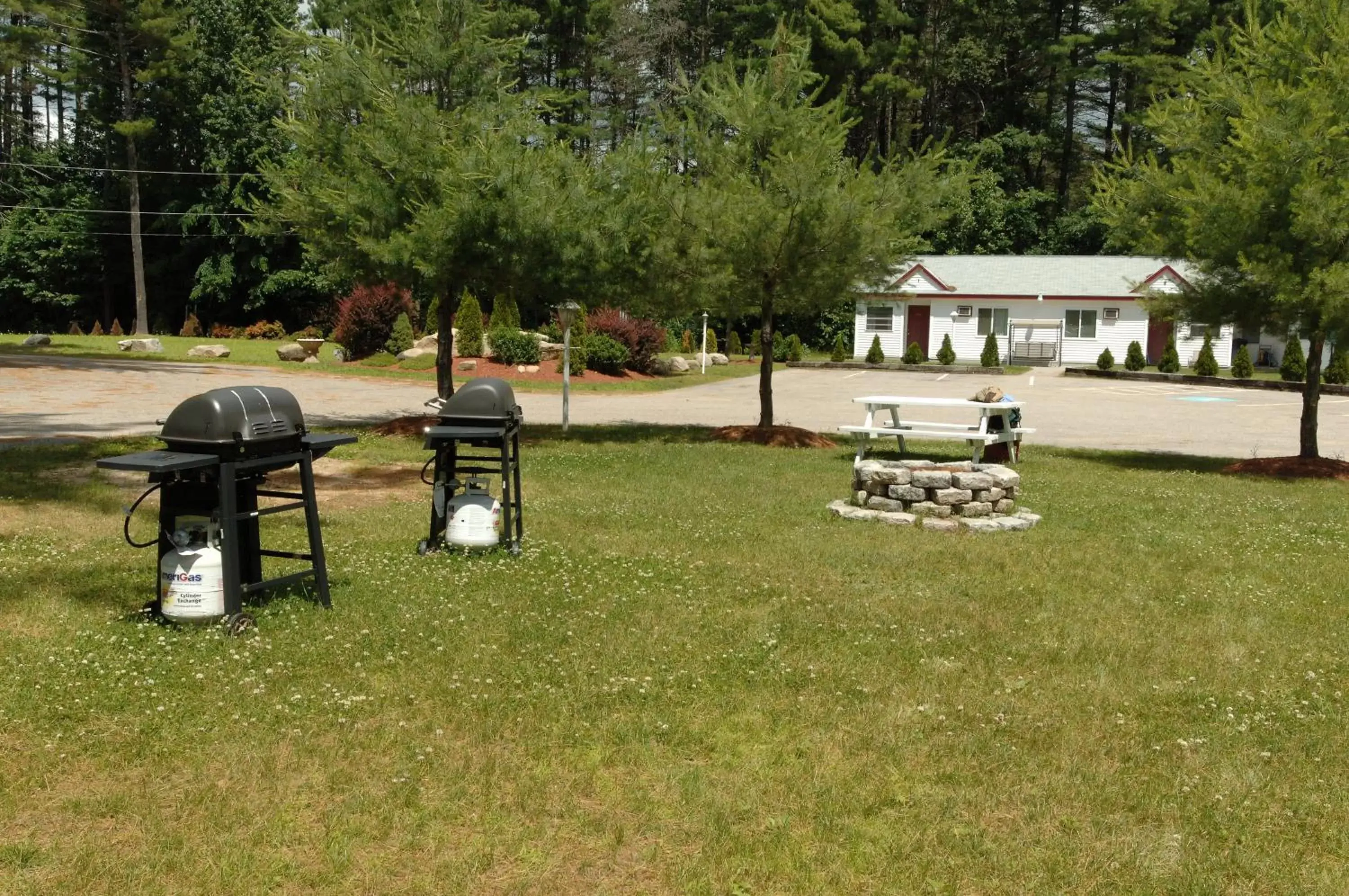 Property building, Garden in Saco River Motor Lodge & Suites