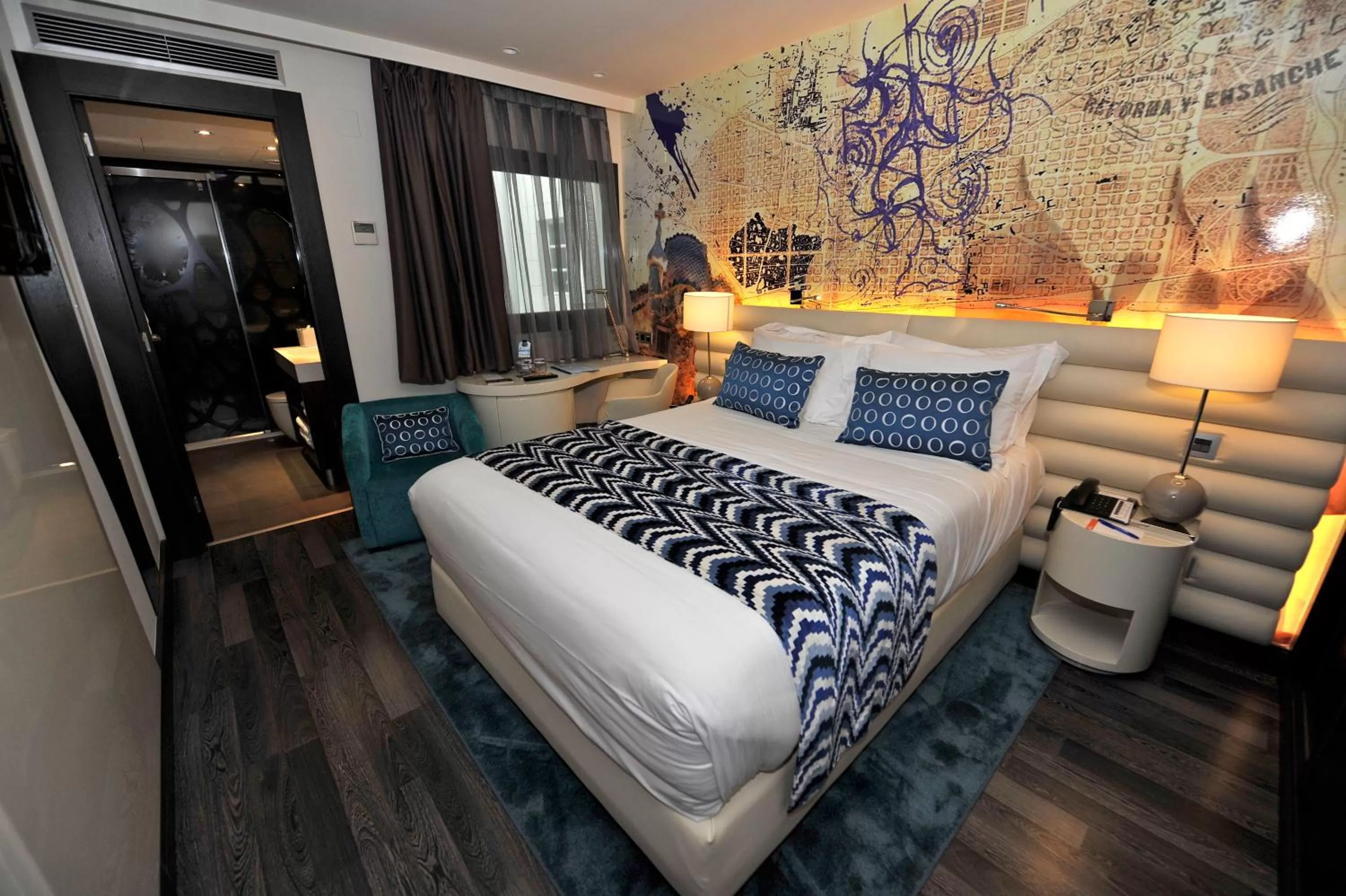 Photo of the whole room, Bed in Hotel Indigo Barcelona - Plaza Catalunya 4Sup by IHG