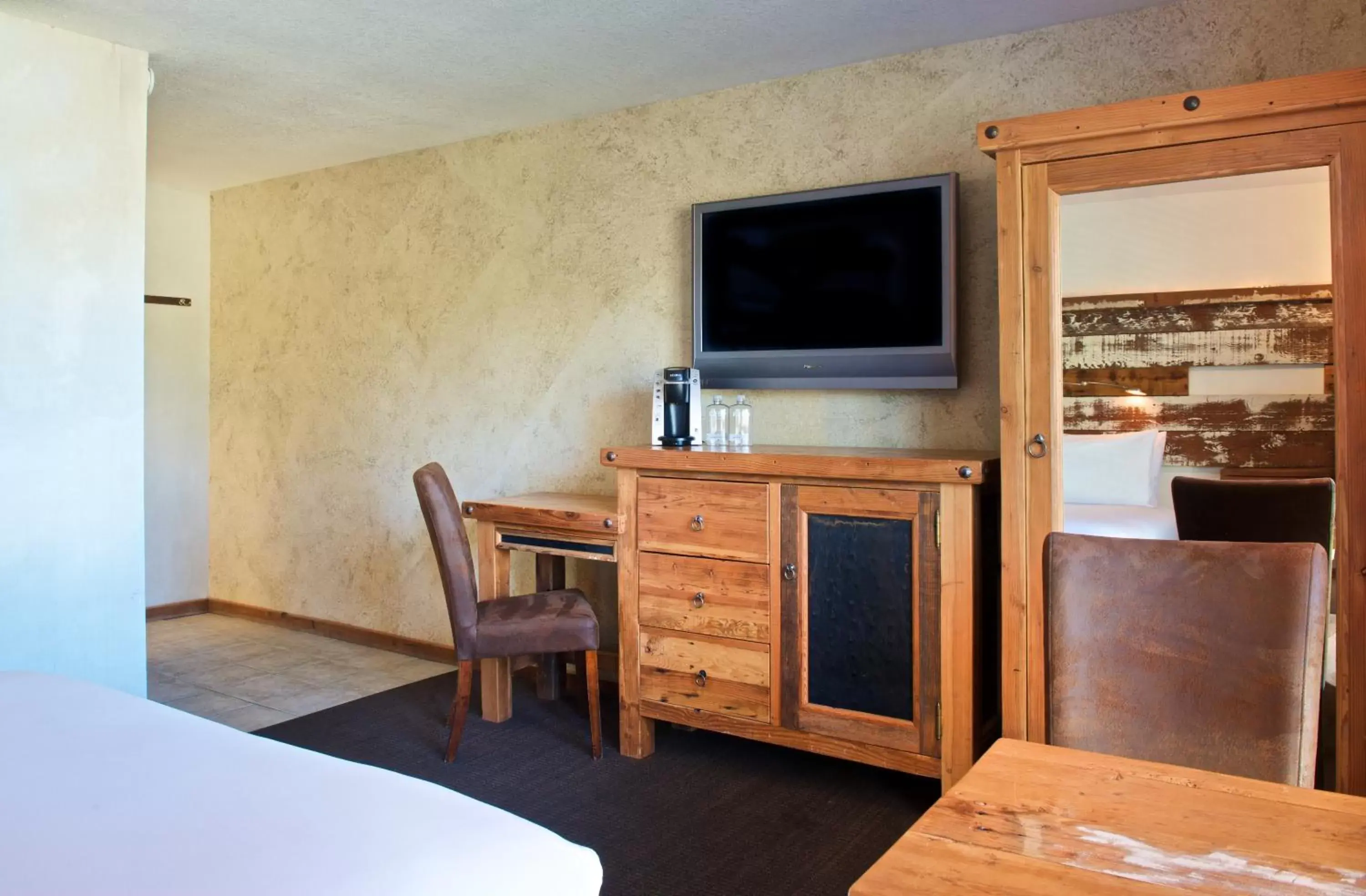 Photo of the whole room, TV/Entertainment Center in Hotel Becket