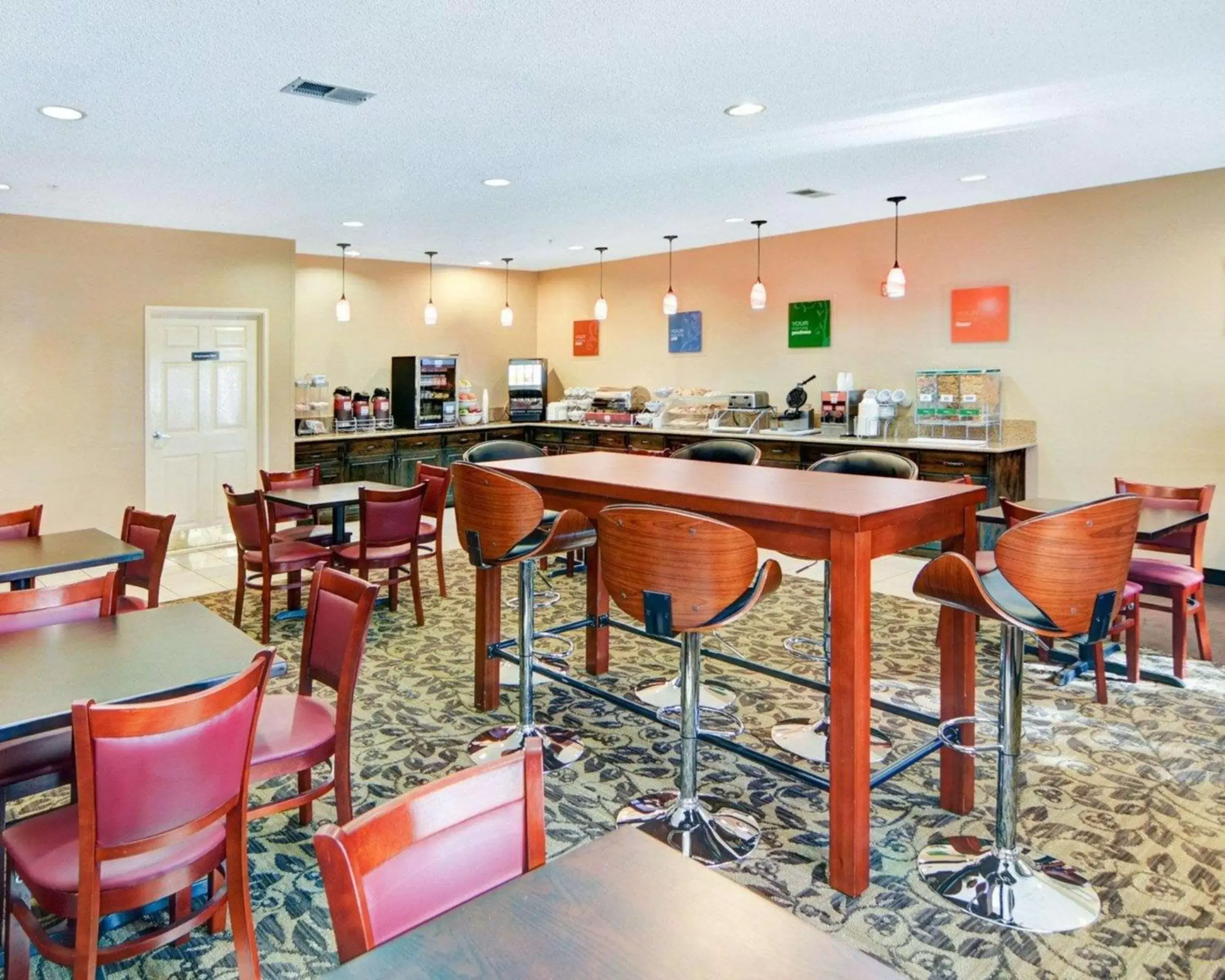 Restaurant/Places to Eat in Comfort Suites Longview North