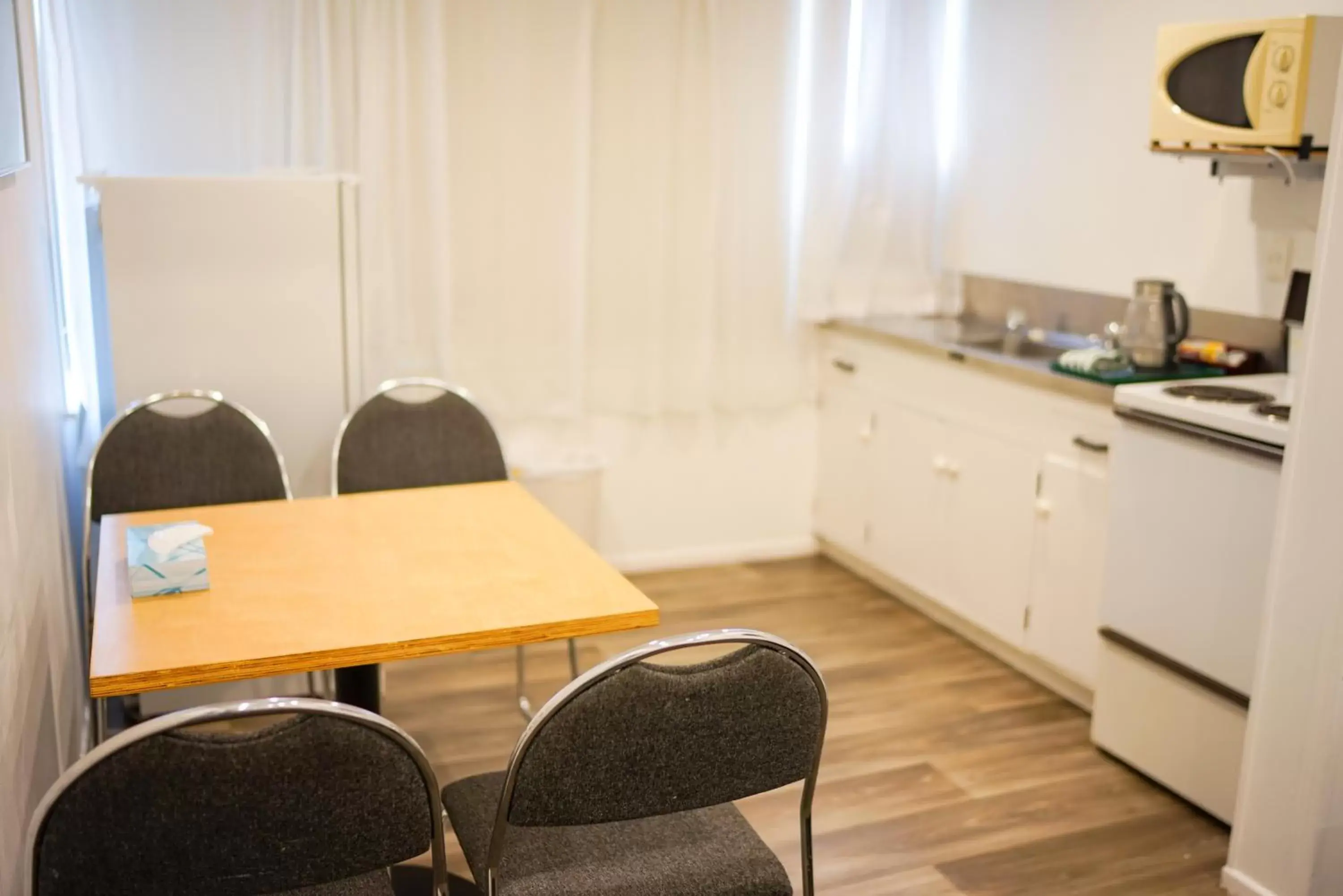 Kitchen/Kitchenette in Alpers Lodge & Conference Centre