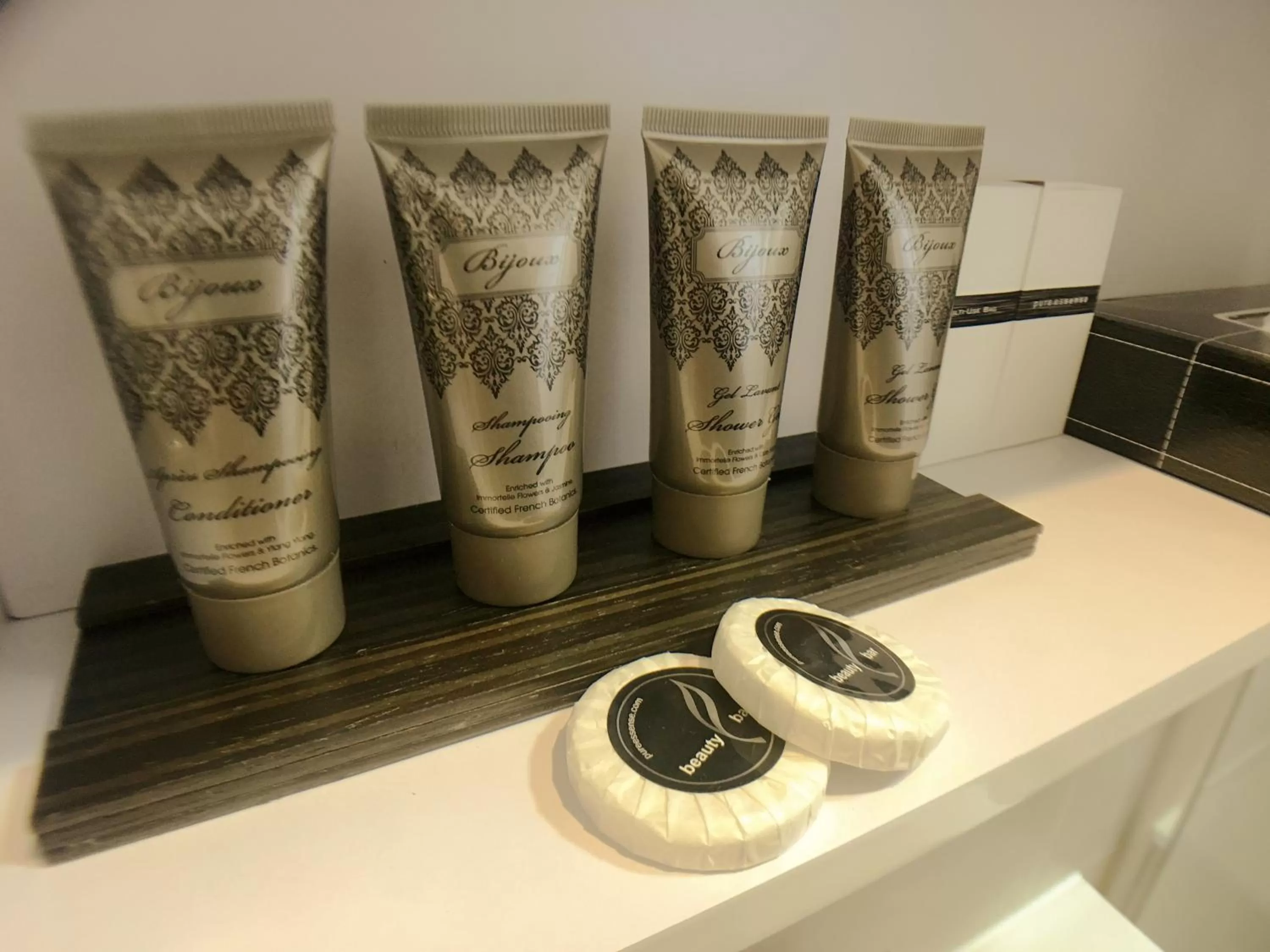 Bathroom in Admiral Motor Inn