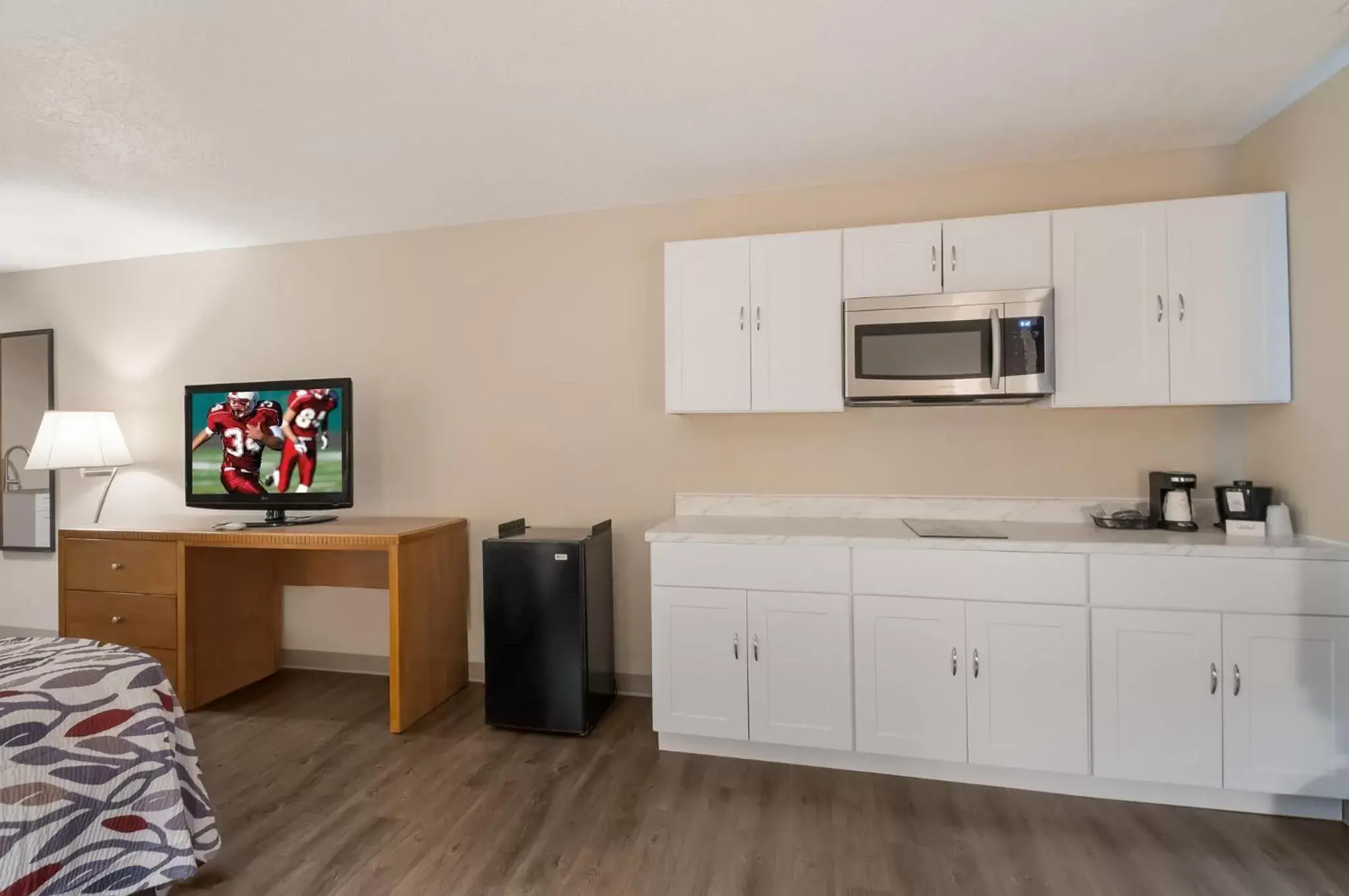 Photo of the whole room, Kitchen/Kitchenette in Red Roof Inn Dahlgren - Naval Base