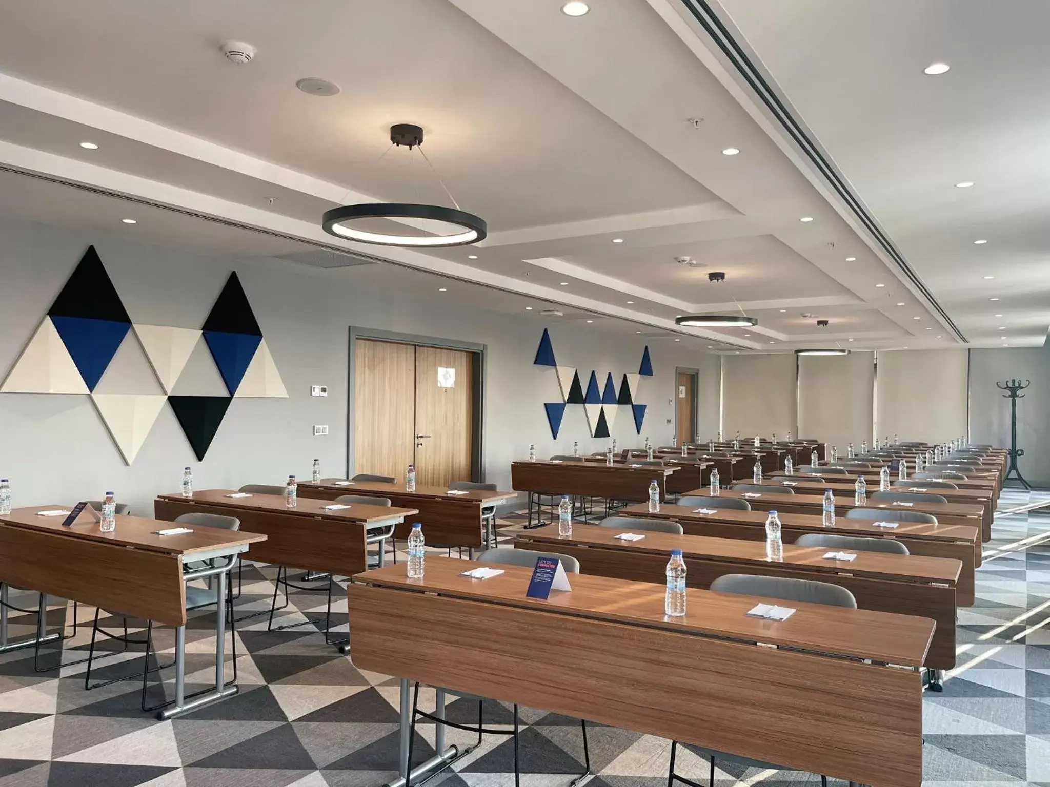 Meeting/conference room, Restaurant/Places to Eat in Holiday Inn Express - Ankara - Airport, an IHG Hotel