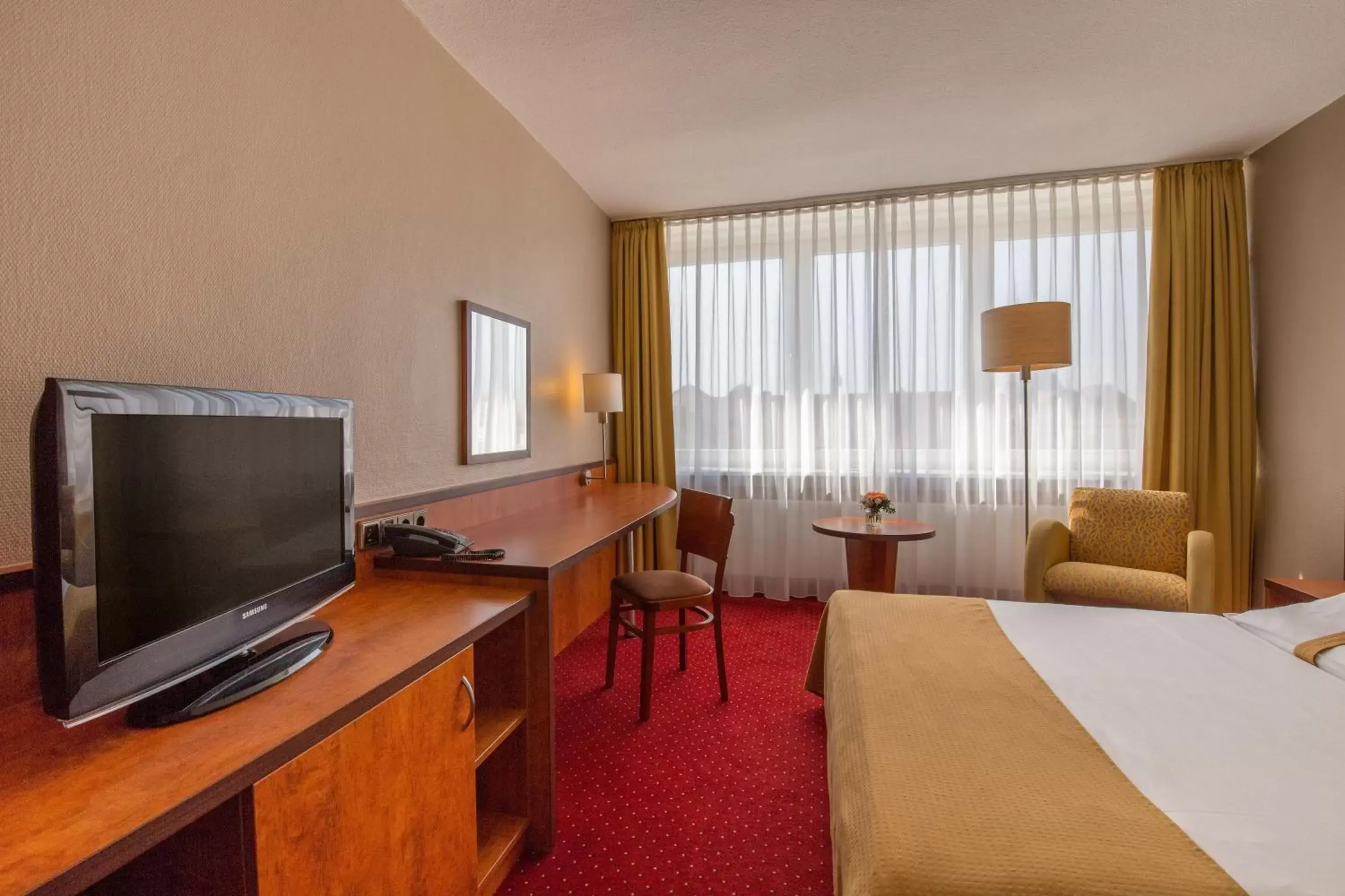 Photo of the whole room, TV/Entertainment Center in Best Western Plus Hotel Bautzen