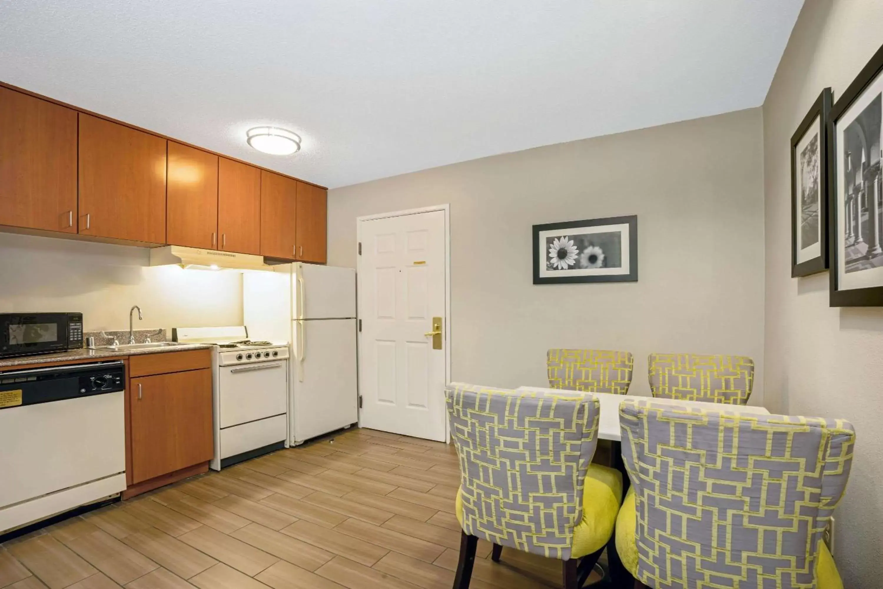 Photo of the whole room, Kitchen/Kitchenette in La Quinta by Wyndham Houston North-Spring