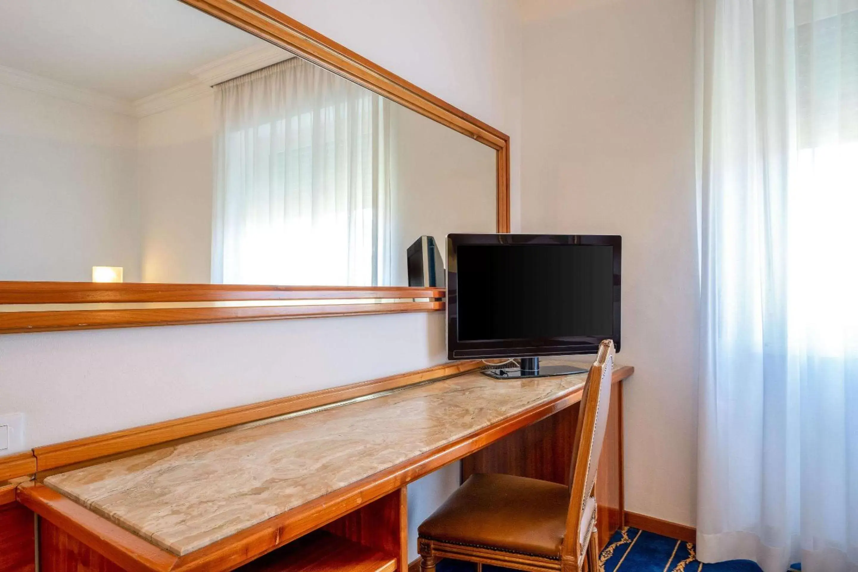 Bedroom, TV/Entertainment Center in Quality Hotel Nova Domus