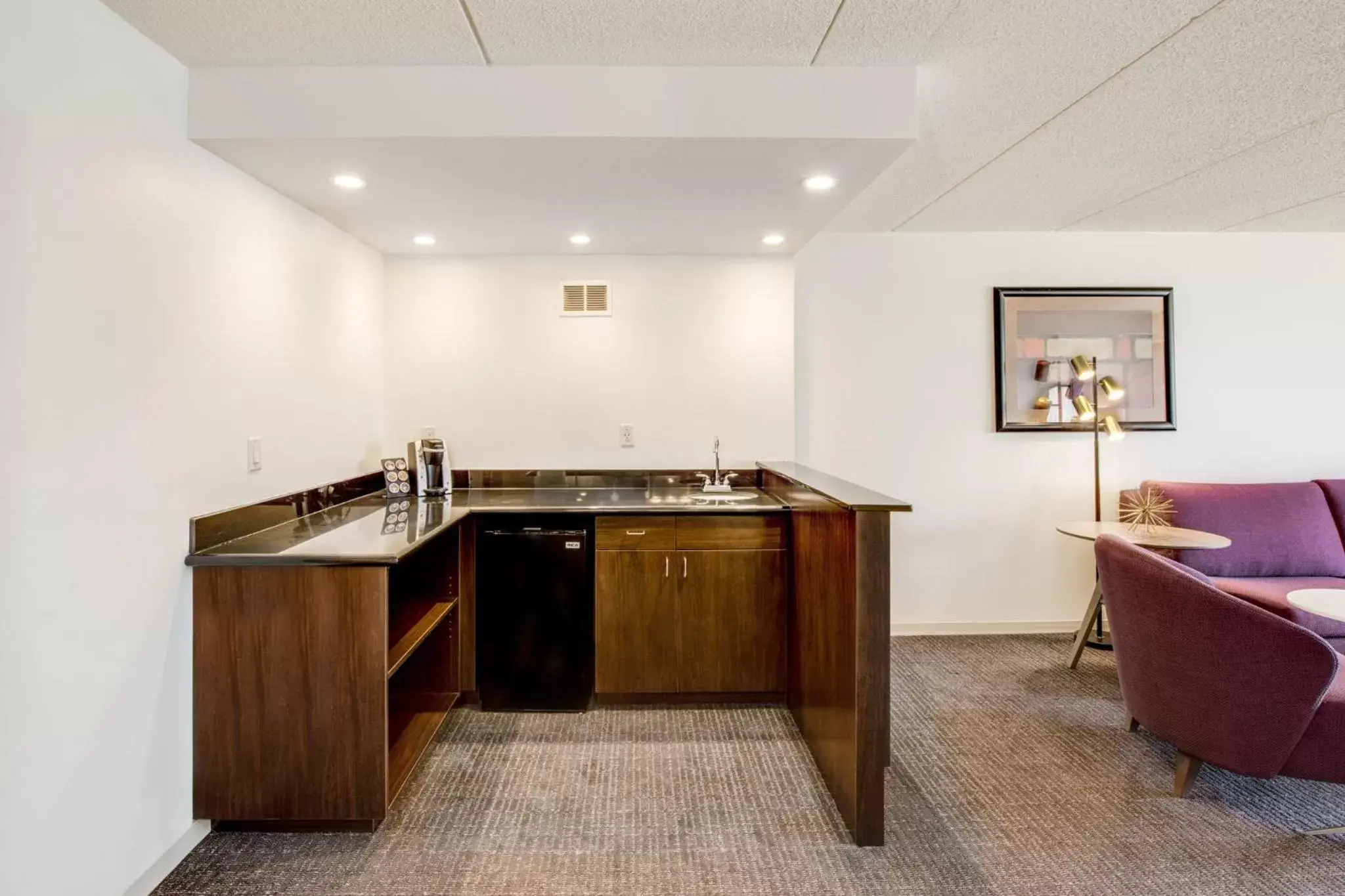 Photo of the whole room, Kitchen/Kitchenette in Crowne Plaza Milwaukee South, an IHG Hotel