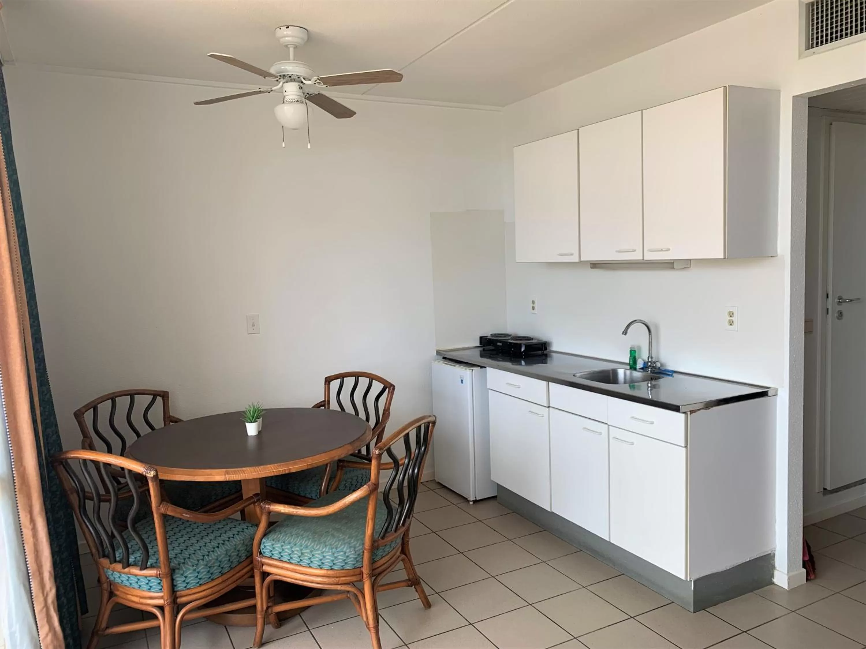 Kitchen or kitchenette in Montana Eco Resort Aruba