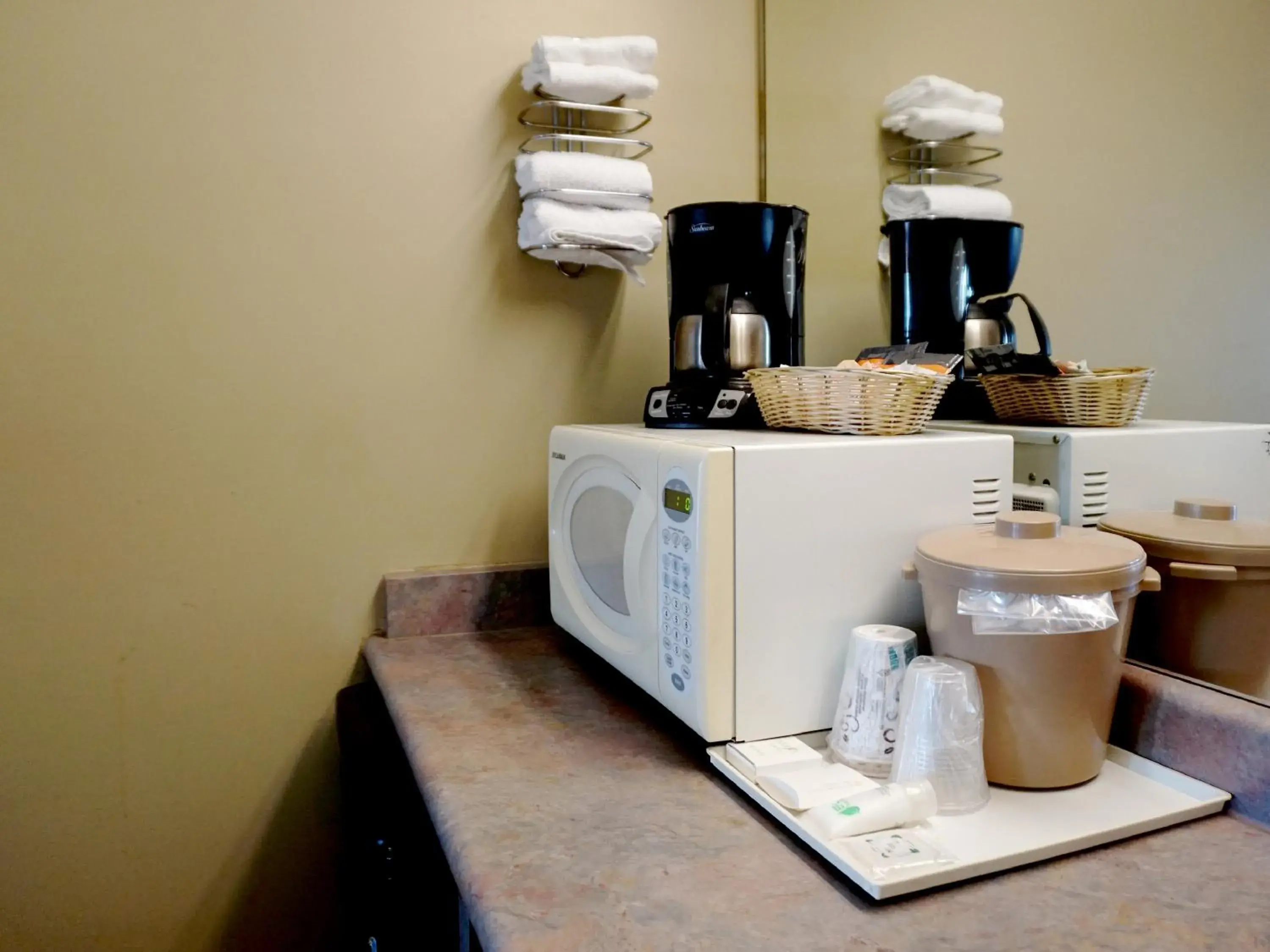 Kitchen or kitchenette, Coffee/Tea Facilities in The Ritz Cafe and Motor Inn
