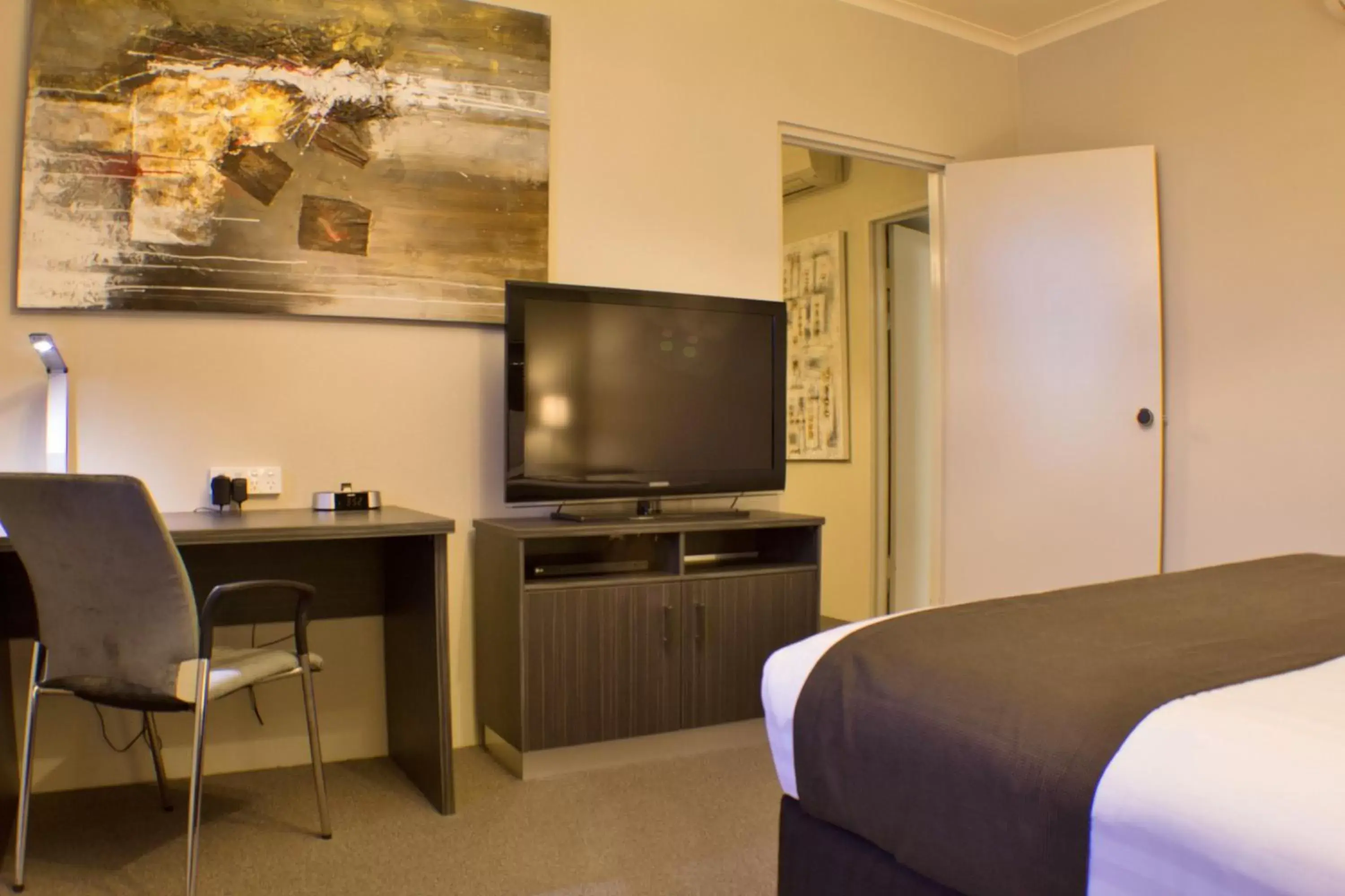 TV and multimedia, TV/Entertainment Center in Mantra Pavilion Hotel Wagga