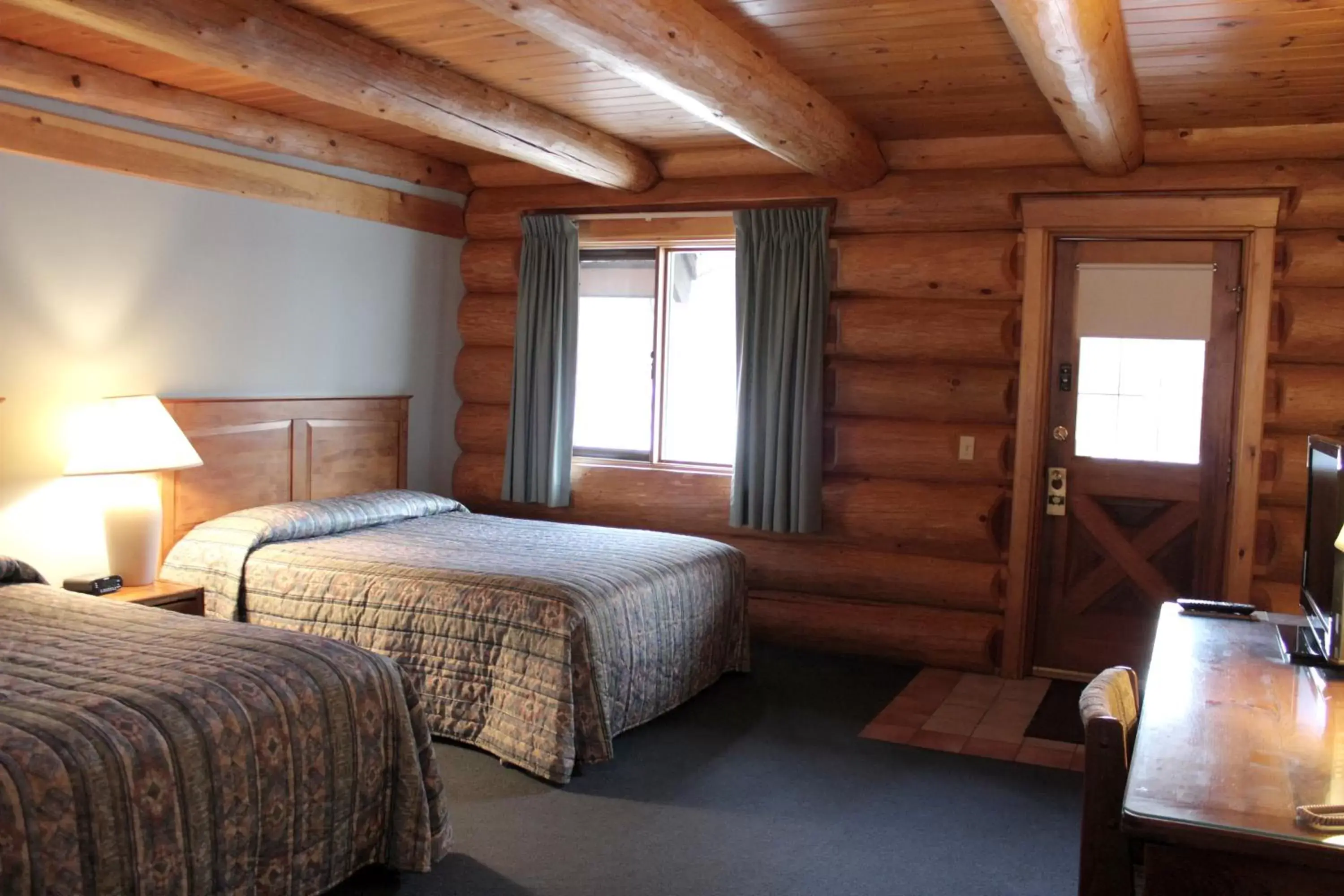 Bed in Nootka Lodge