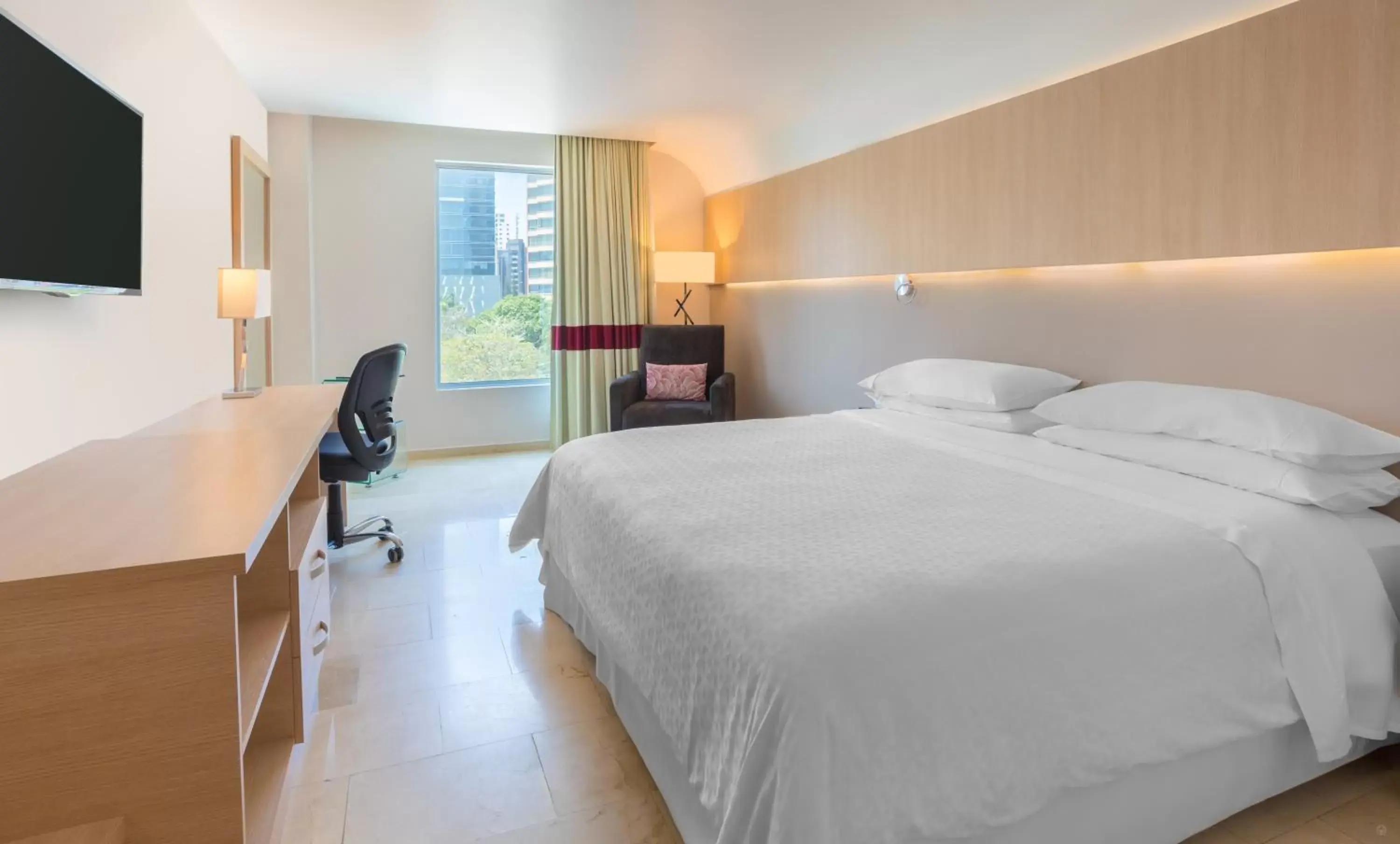 Bedroom, Bed in Four Points by Sheraton Barranquilla