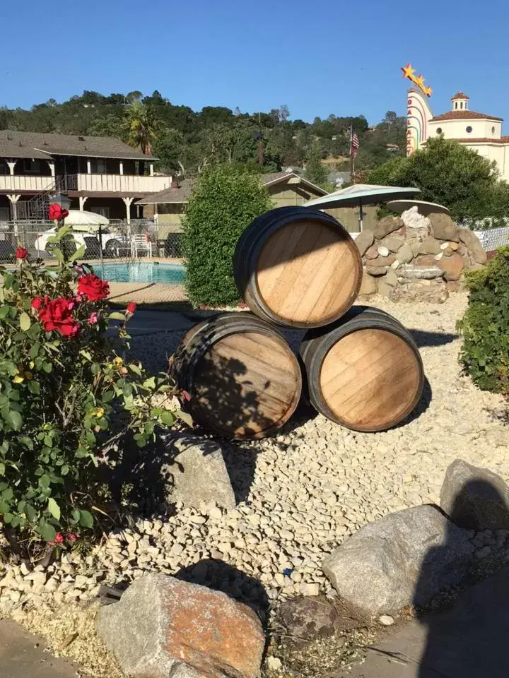 Pool View in Vino Inn & Suites