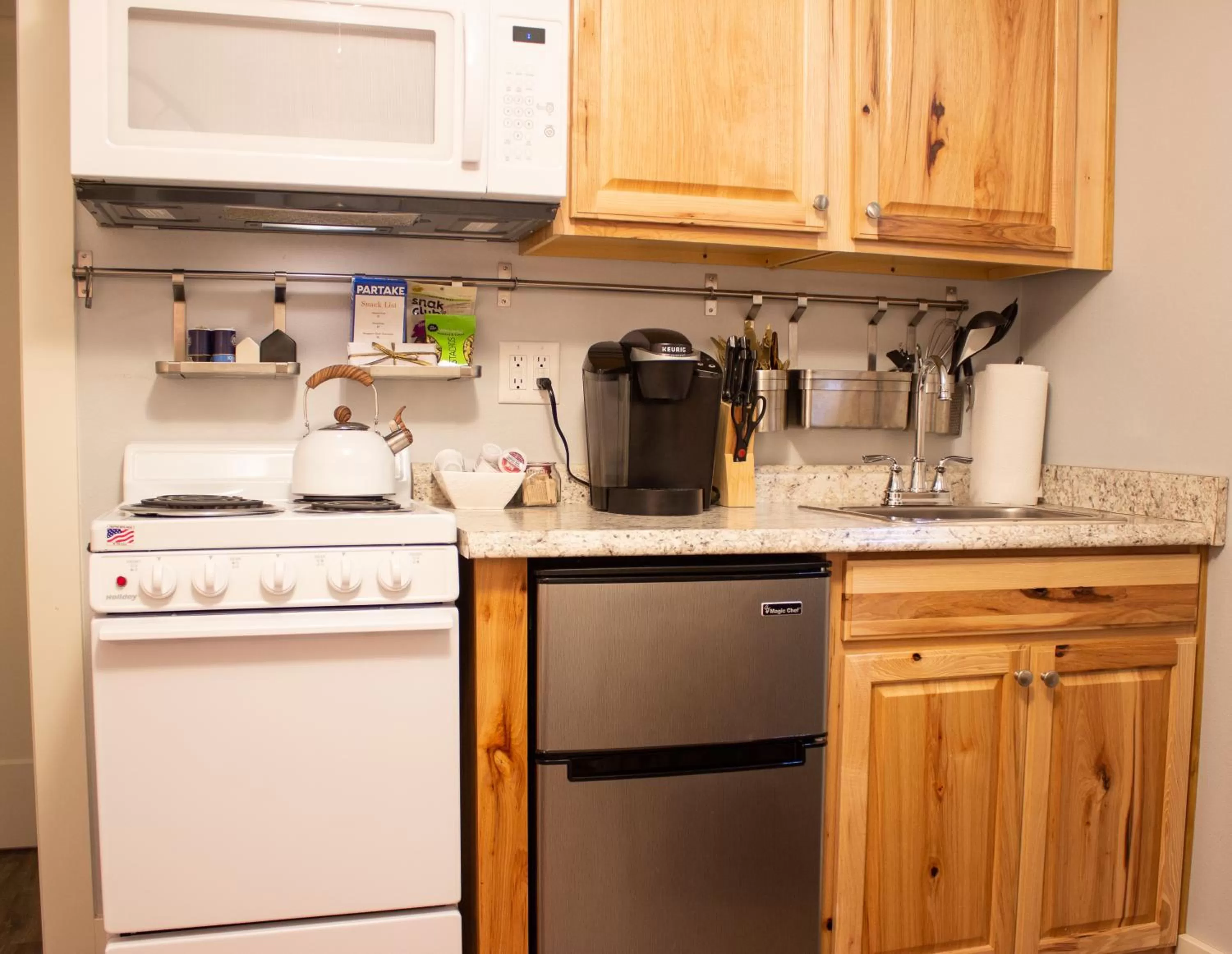 Coffee/tea facilities, Kitchen/Kitchenette in Douglas On Third