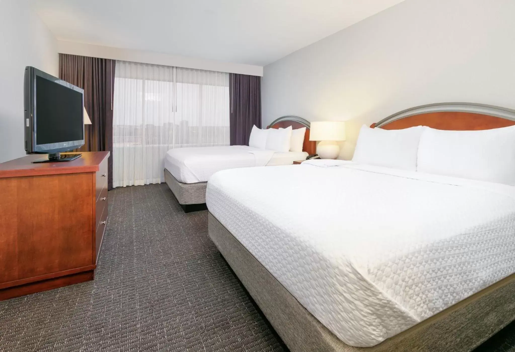 Photo of the whole room, Bed in Crowne Plaza Suites Arlington, an IHG Hotel