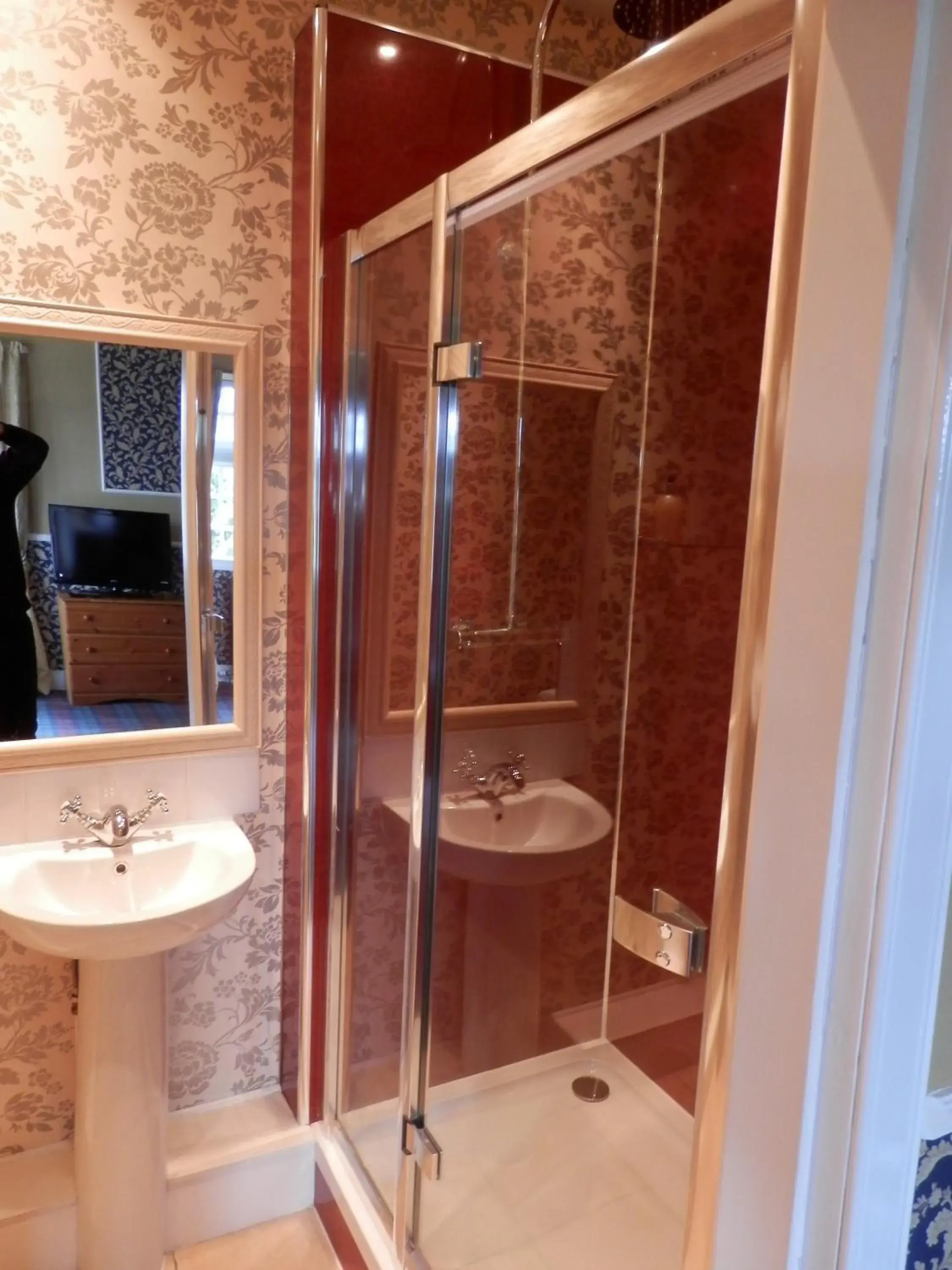 Shower, Bathroom in The Glen Hotel
