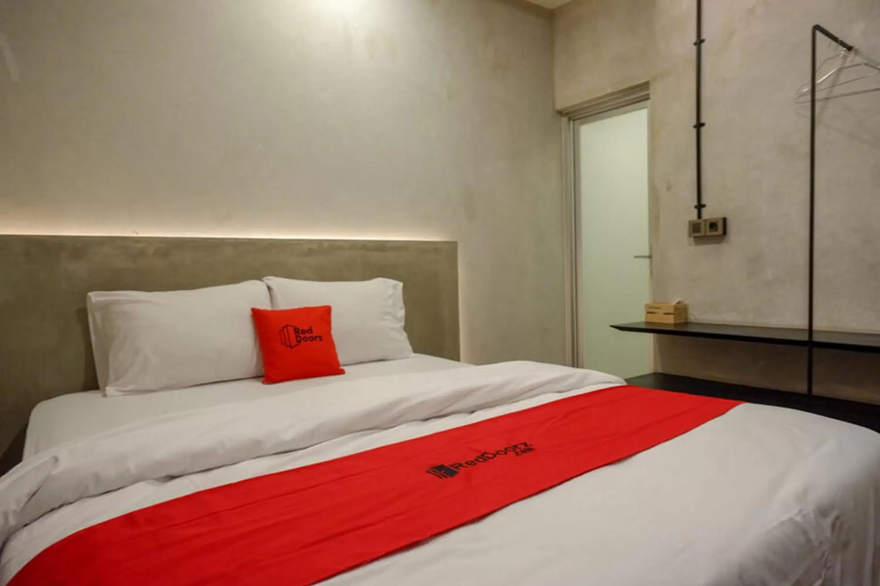 Bed in RedDoorz Plus near Kawasan Sam Poo Kong Semarang