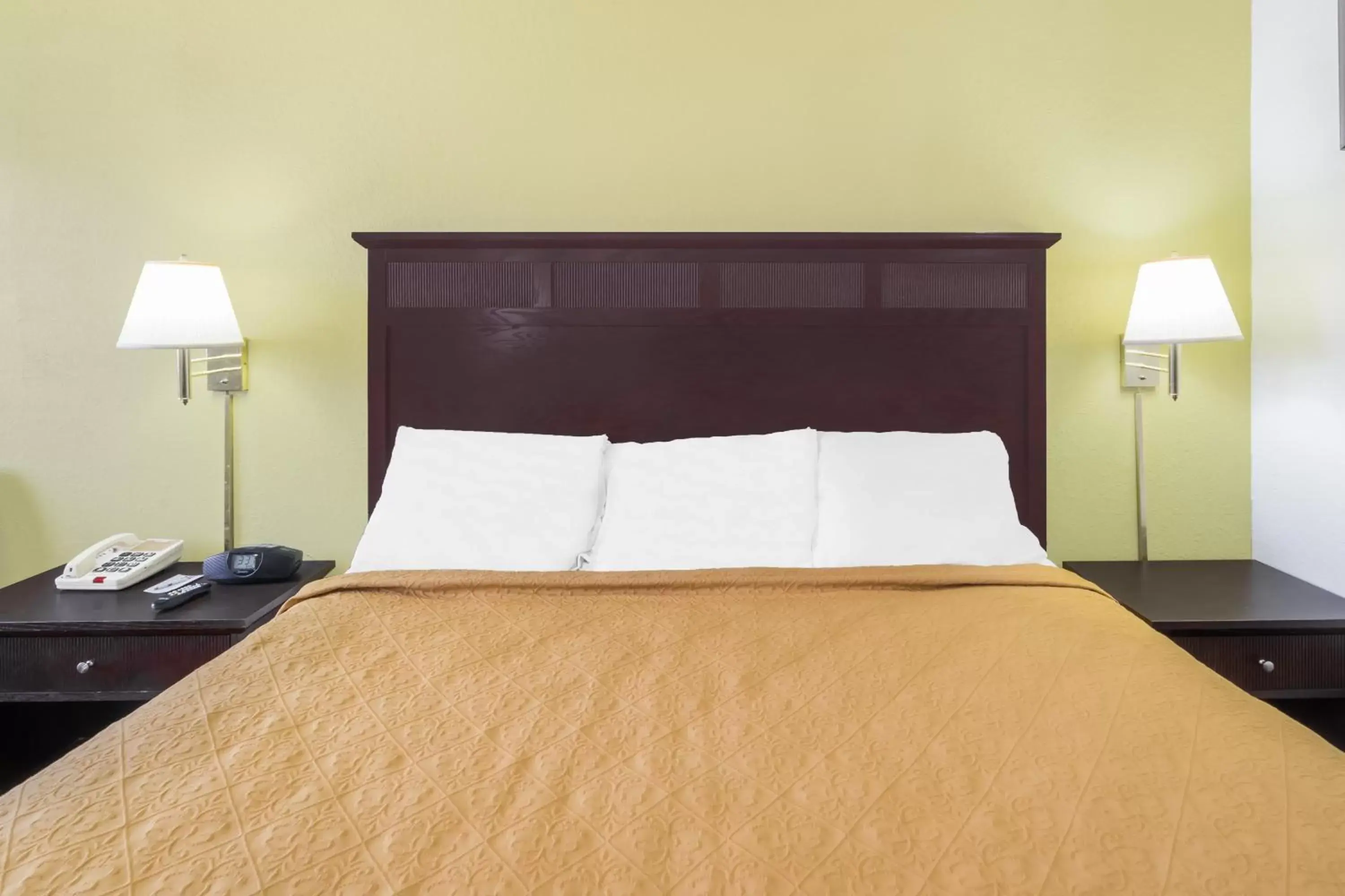 Bed in Knights Inn Chattanooga Bed in Knights Inn Chattanooga