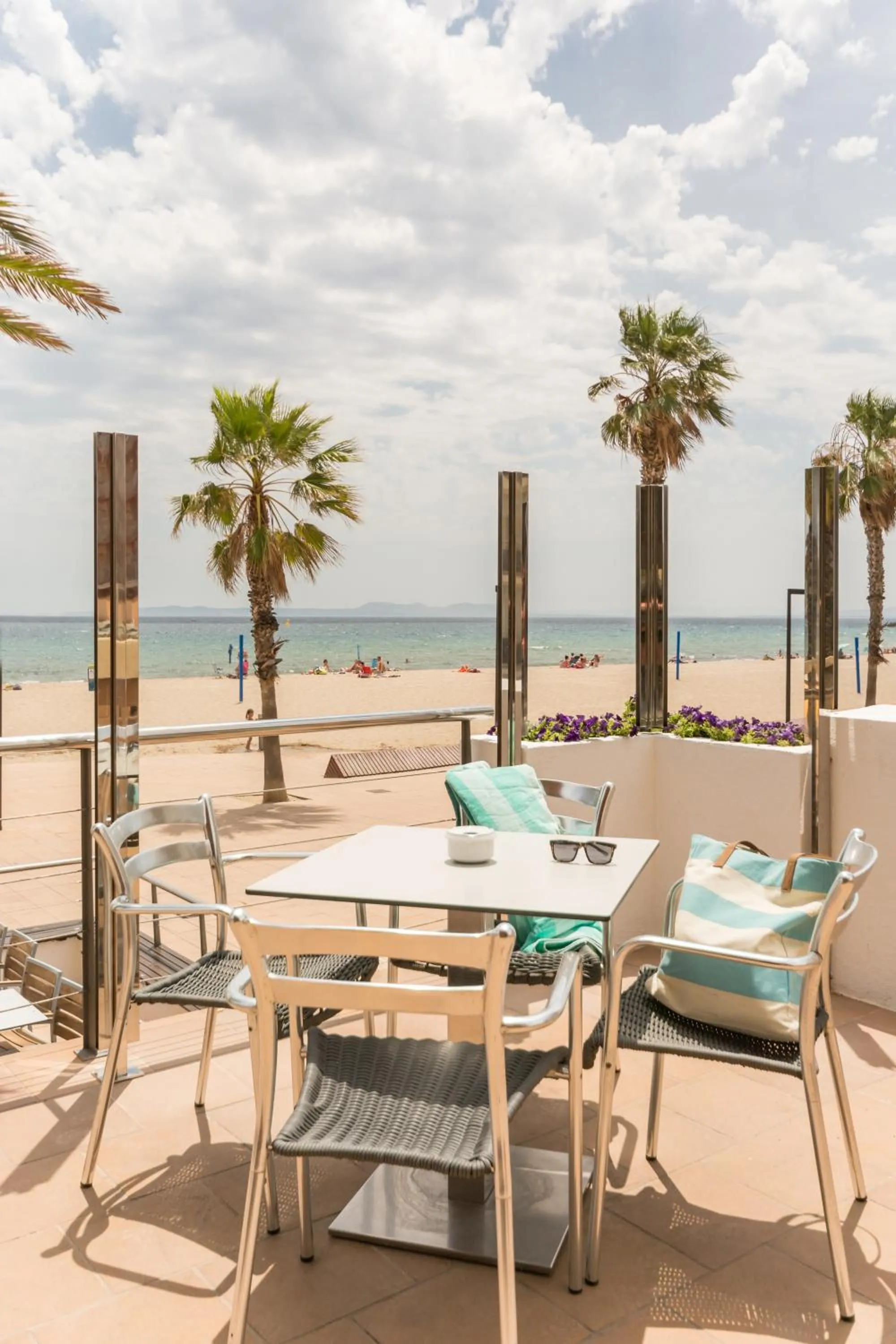 Restaurant/places to eat in Hotel Monterrey Roses by Pierre & Vacances