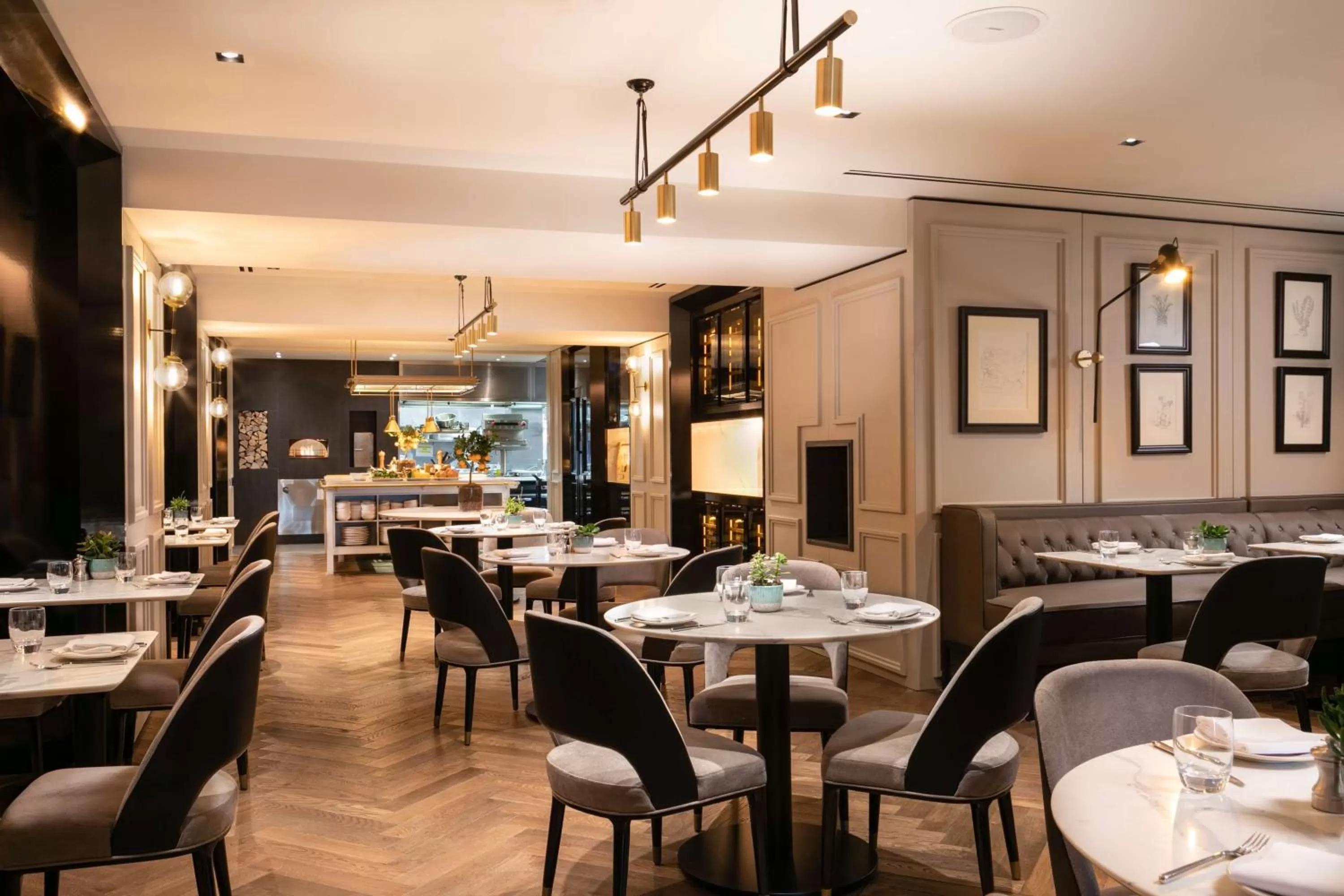 Restaurant/places to eat in Holmes Hotel London