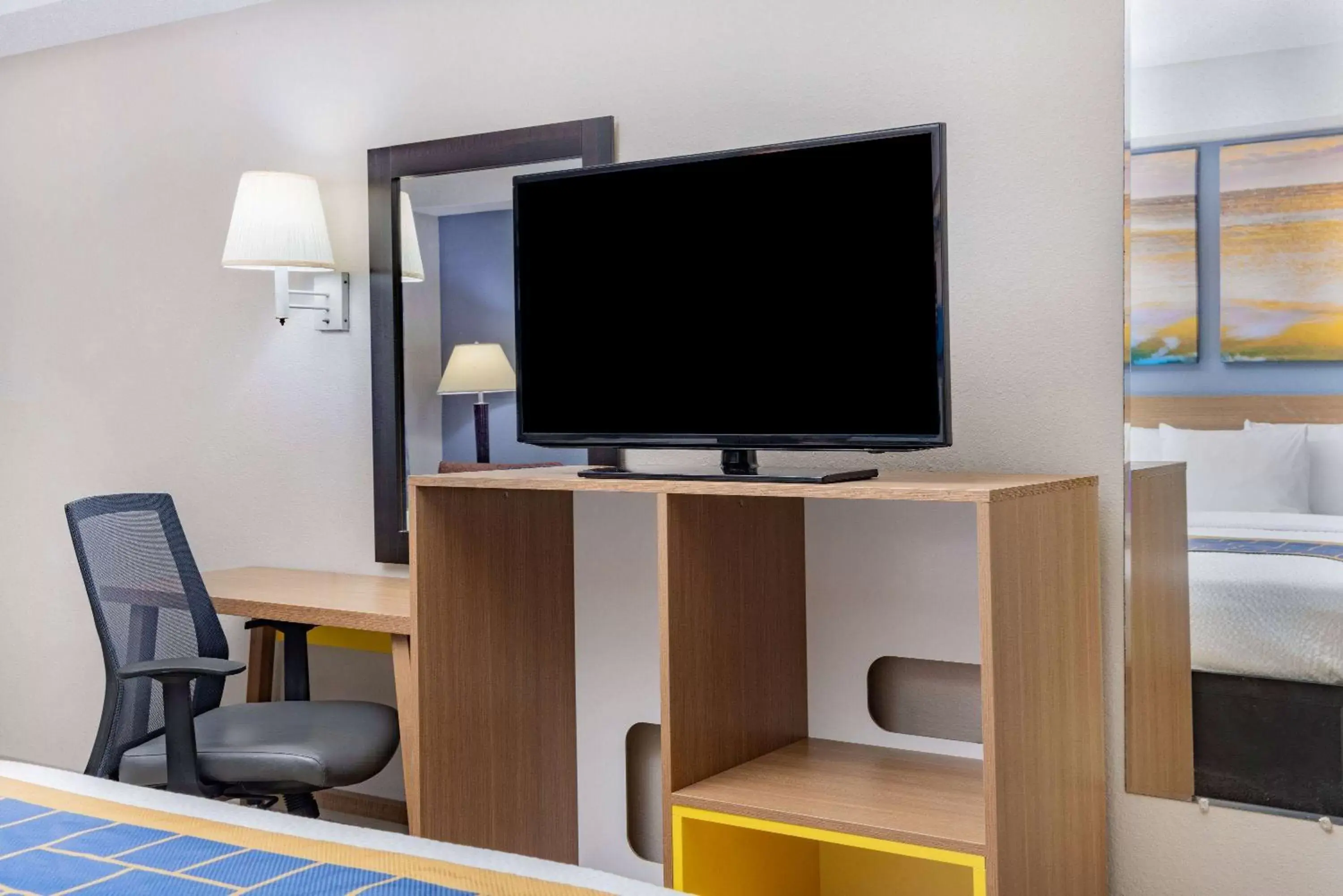 Bed, TV/Entertainment Center in Days Inn & Suites by Wyndham Savannah Midtown