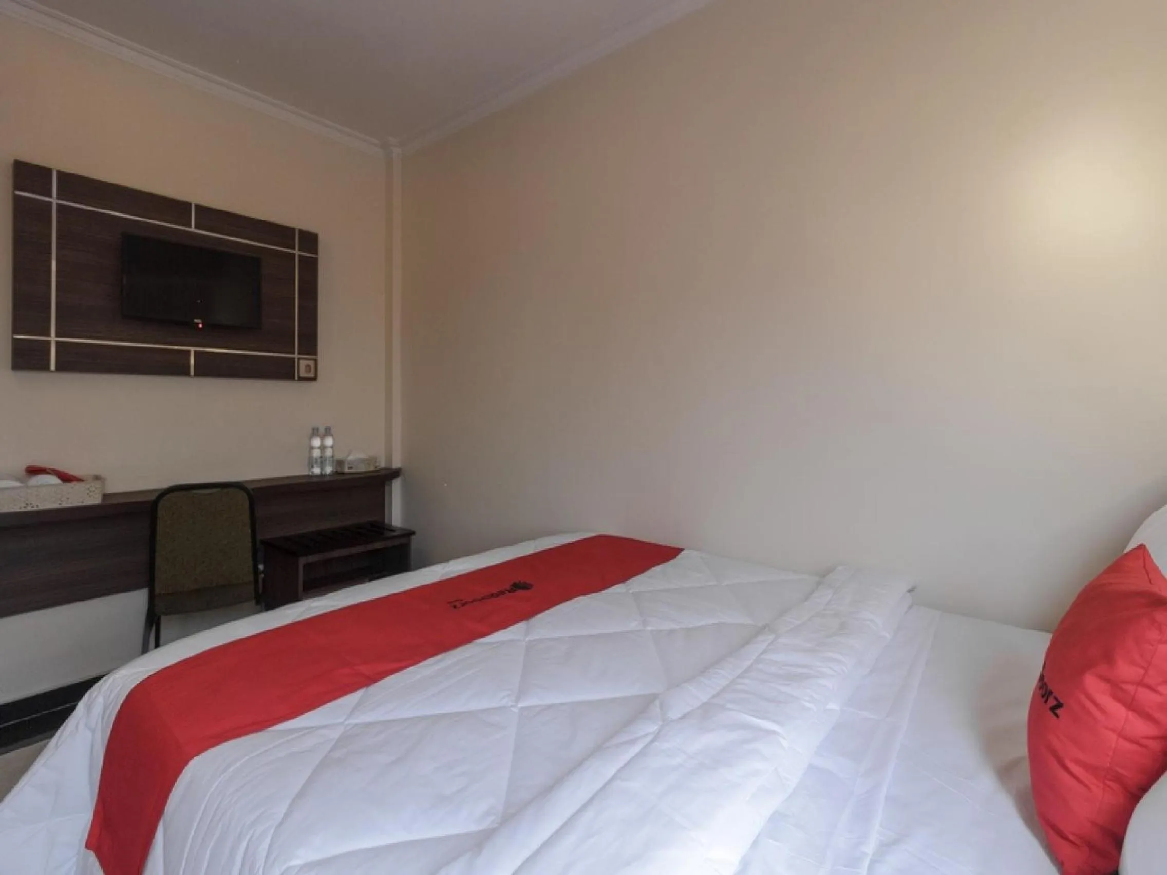 Bedroom, Bed in RedDoorz Plus at Boulevard Panakkukang Makassar