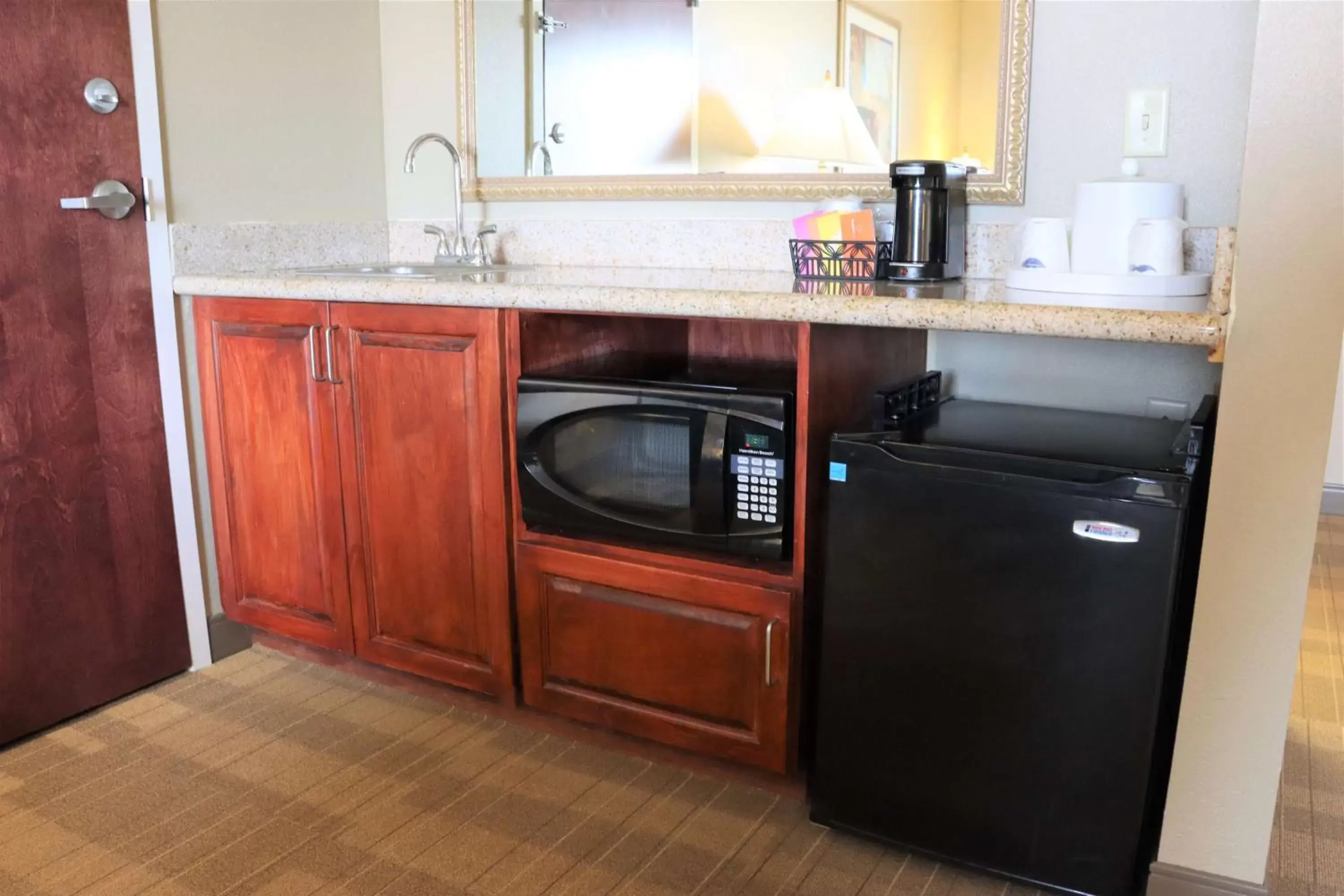 Bedroom, Kitchen/Kitchenette in Hampton Inn & Suites Thibodaux
