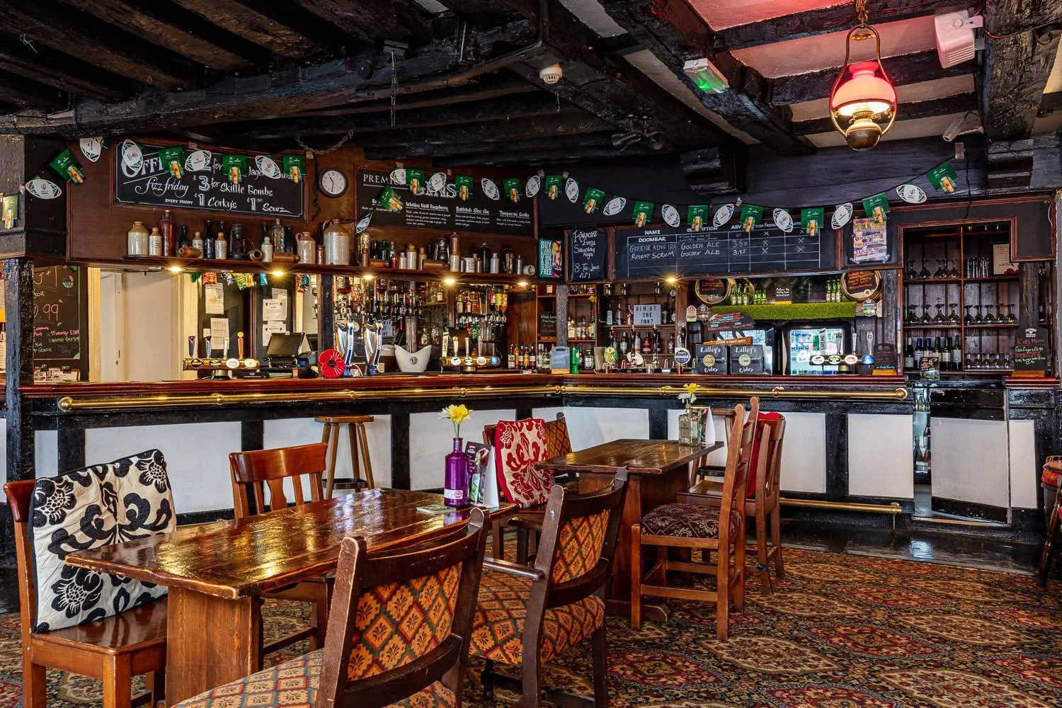 Lounge or bar in The New Inn by Roomsbooked