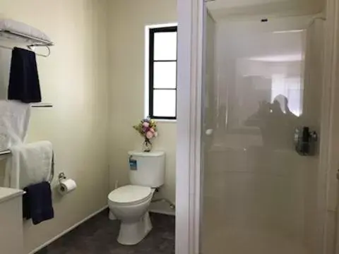 Bathroom in Tudor Lodge Motel