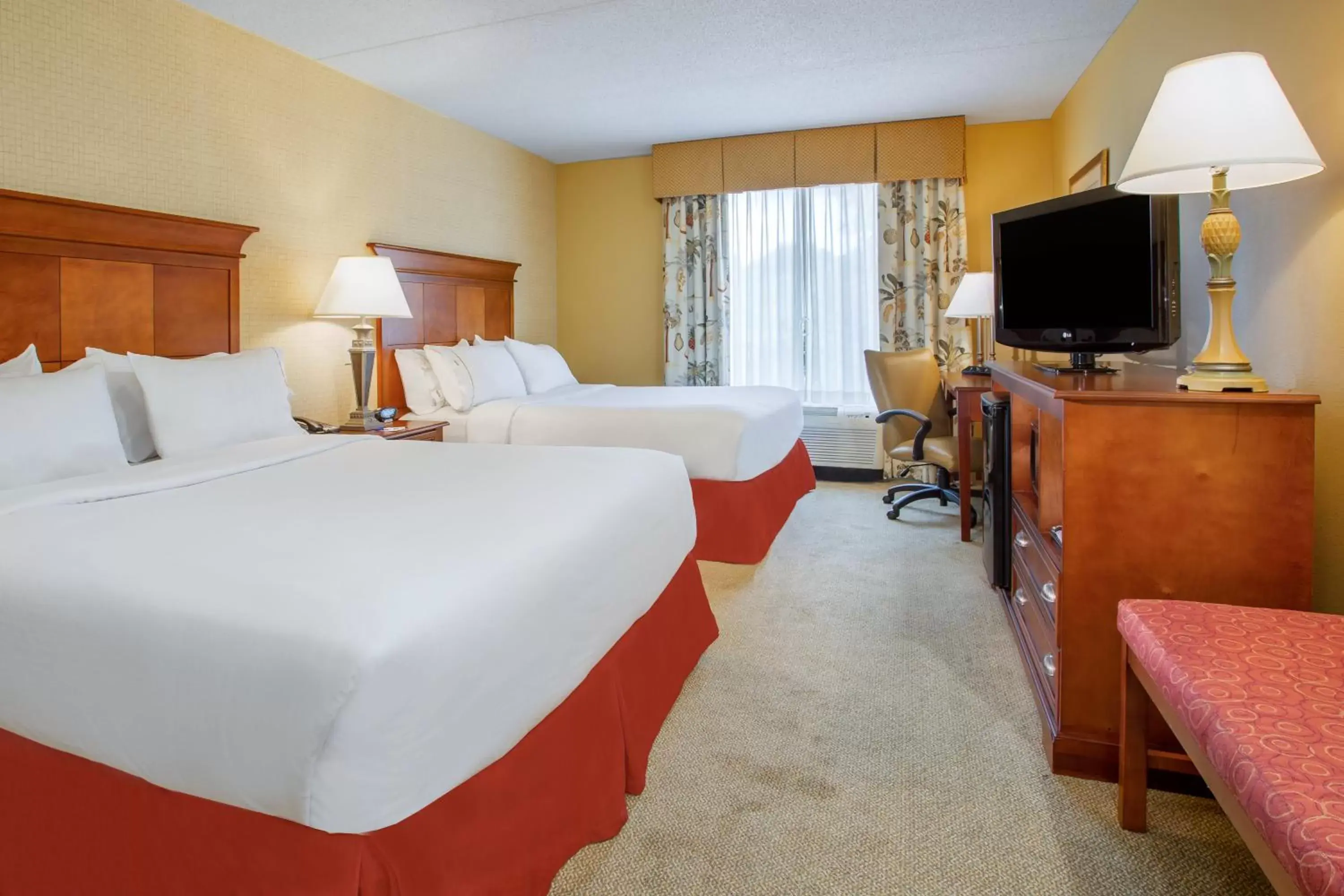 Photo of the whole room, TV/Entertainment Center in Holiday Inn Express & Suites Bloomington, an IHG Hotel