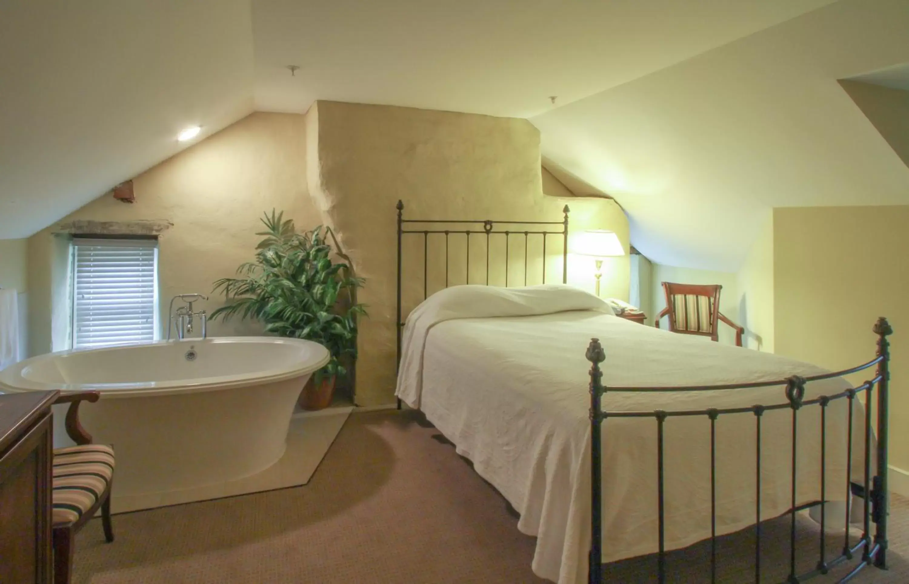 Bedroom, Bed in Joseph Ambler Inn