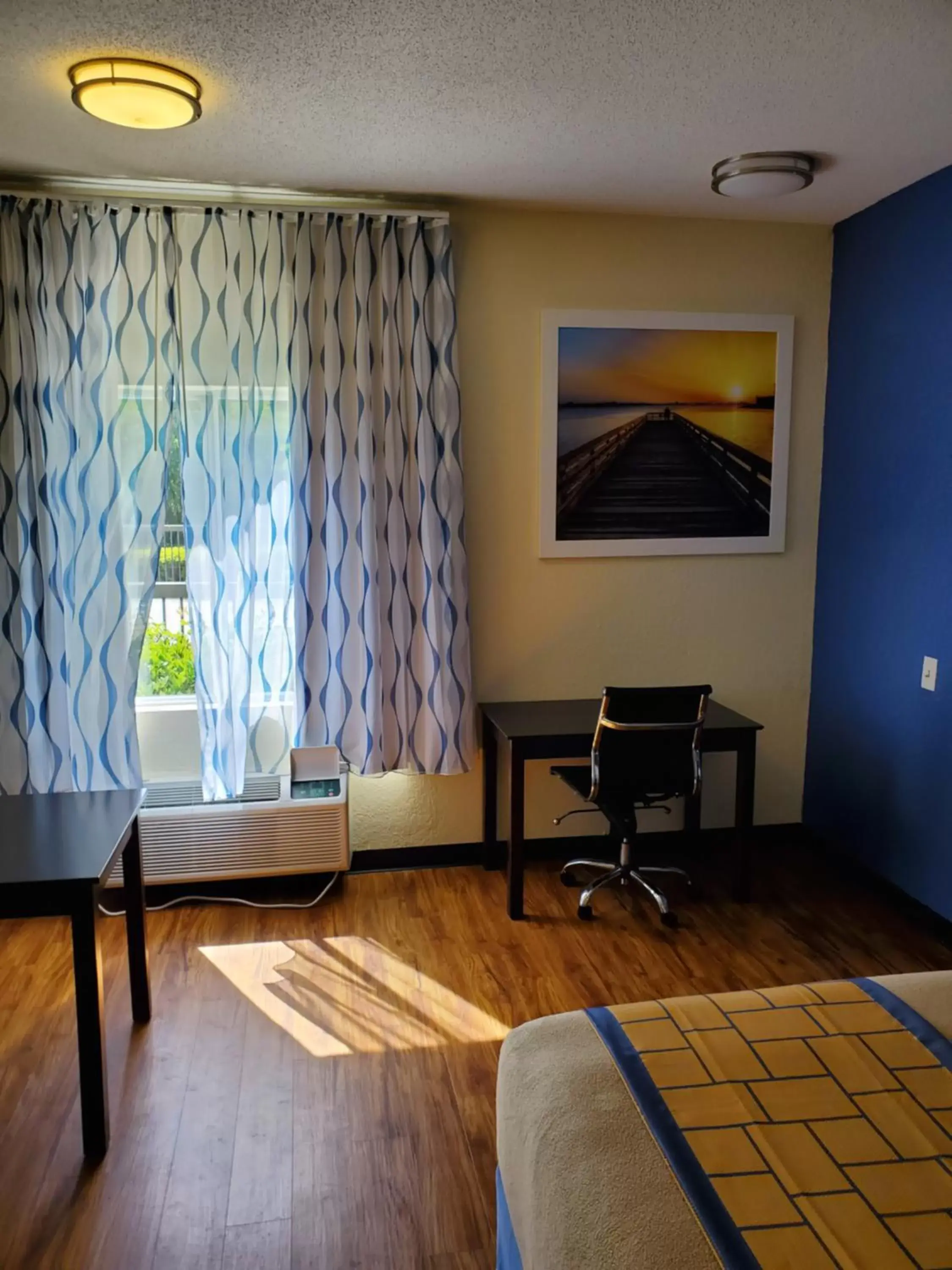 Living room, Seating Area in Days Inn by Wyndham Macon I-75 North