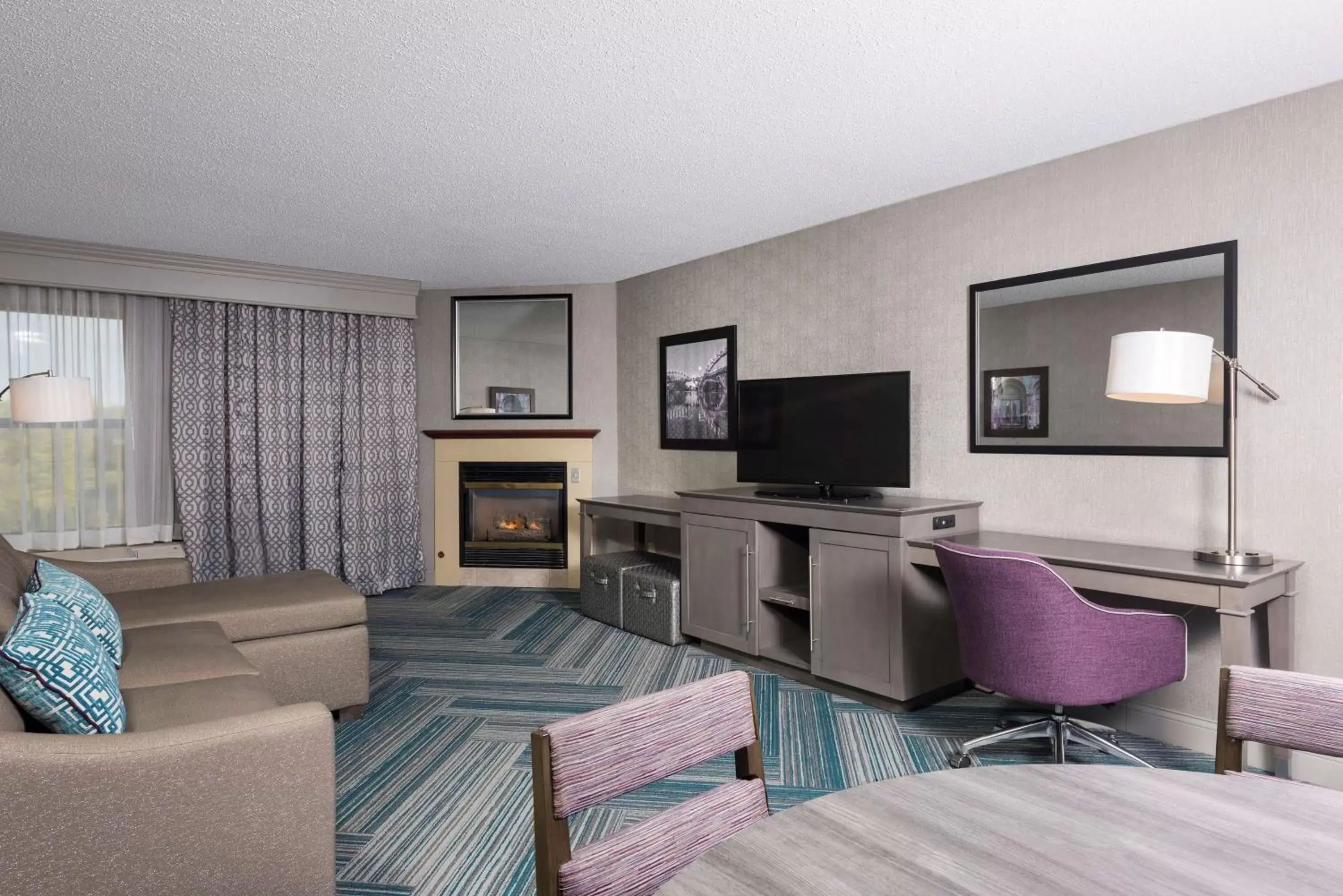 Bedroom, TV/Entertainment Center in Hampton Inn Midland