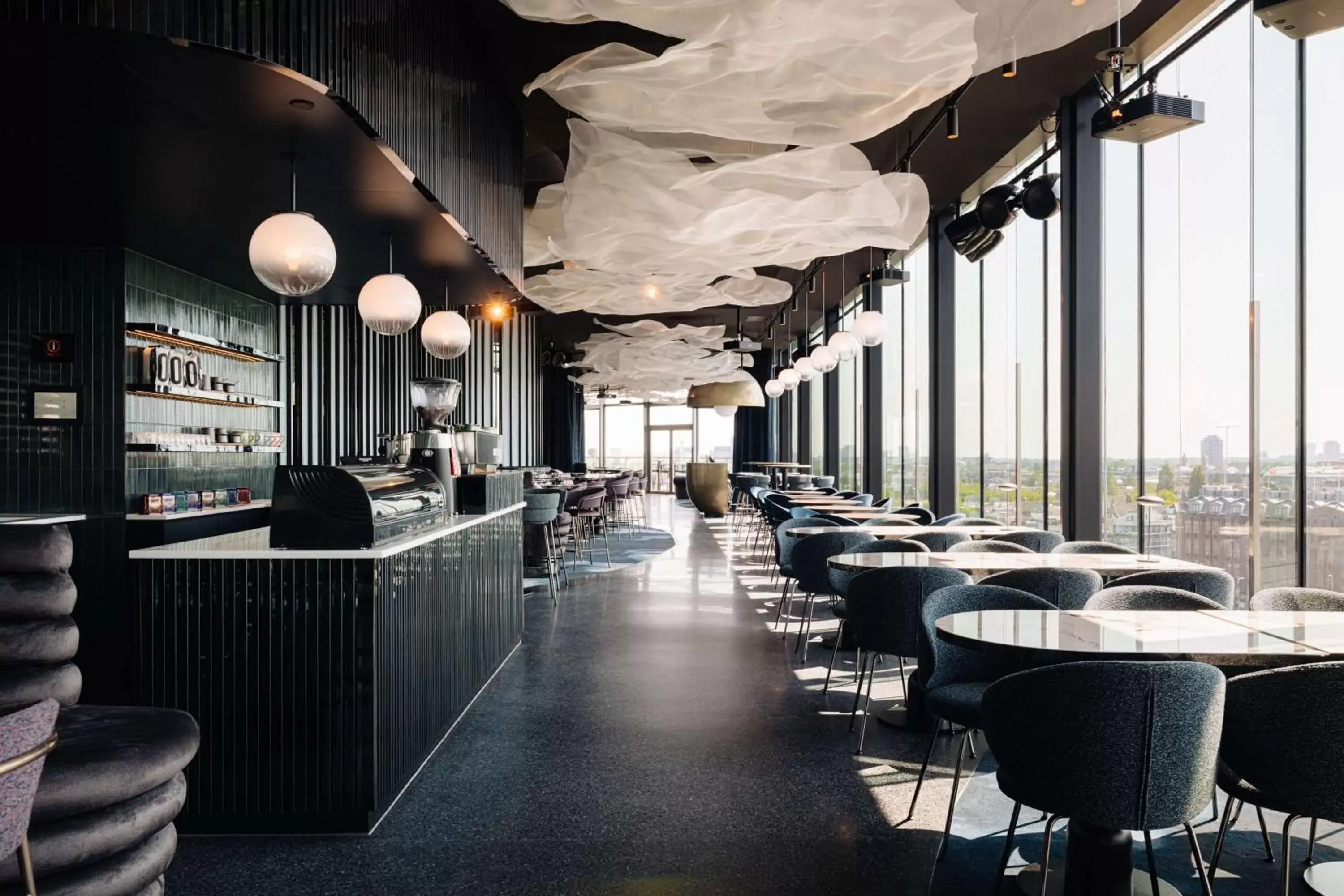 Lounge or bar, Restaurant/Places to Eat in DoubleTree by Hilton Amsterdam Centraal Station