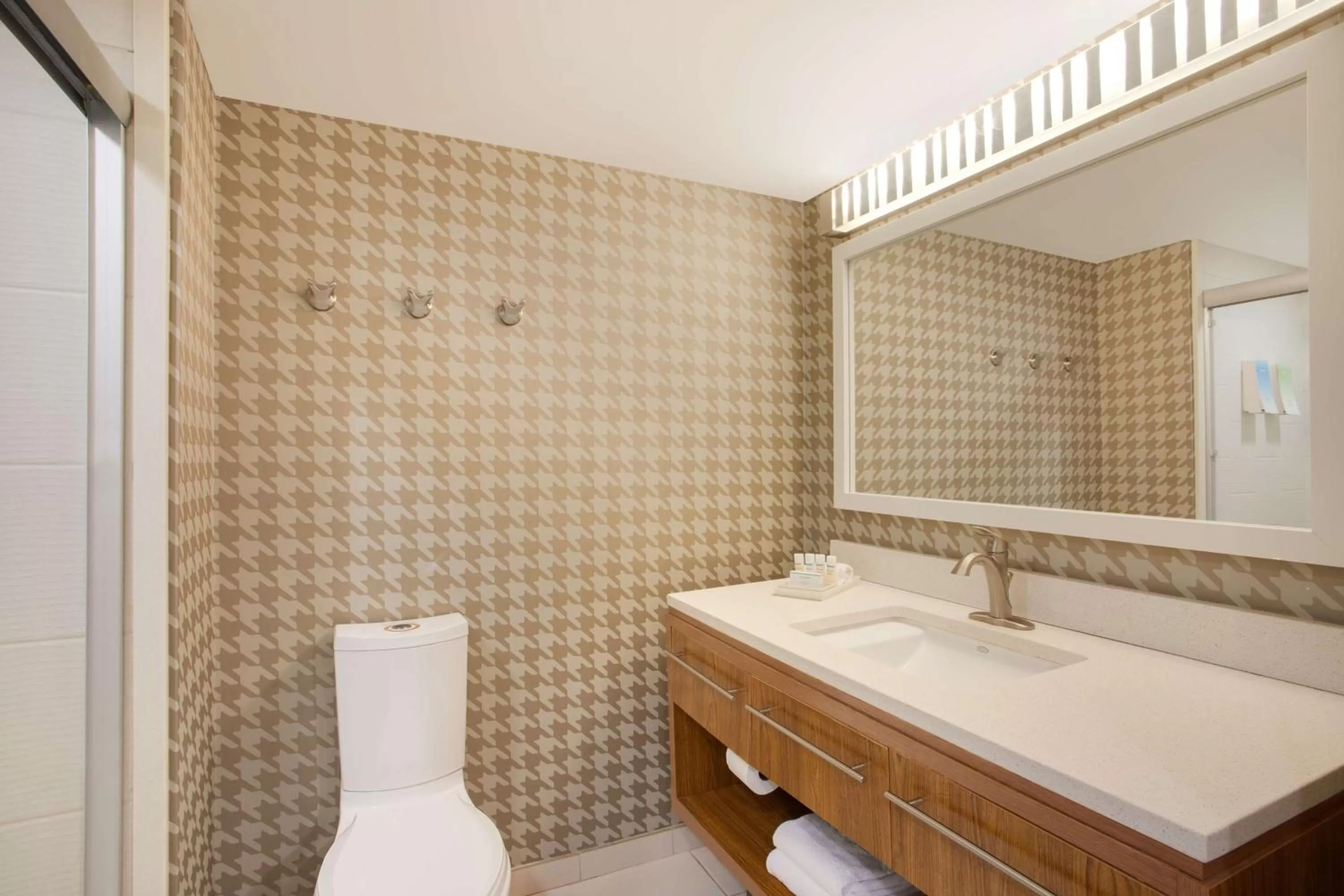 Bathroom, Bed in Home2 Suites Charlotte I-77 South