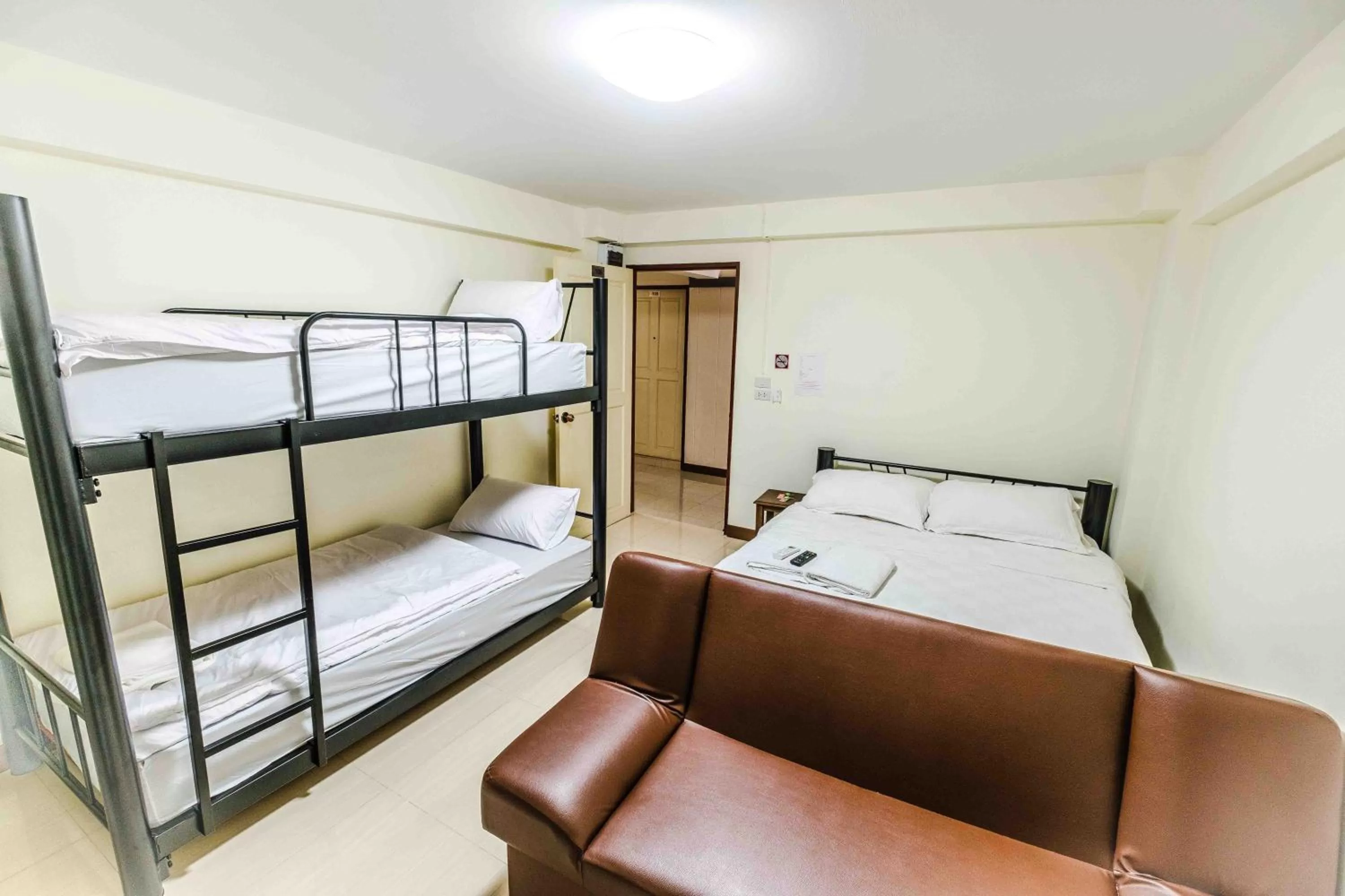 Photo of the whole room, Bed in Don Muang Hotel