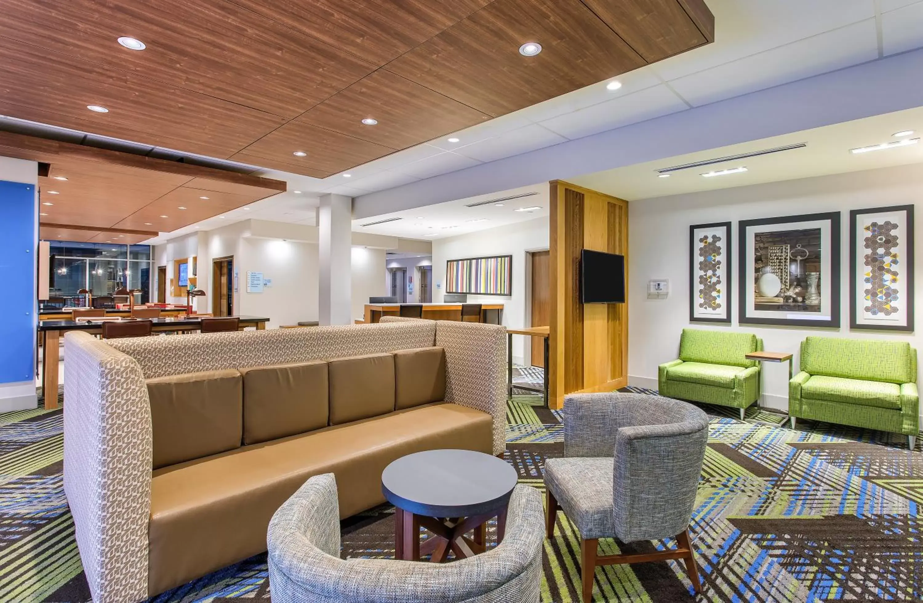 Property building, Lounge/Bar in Holiday Inn Express & Suites - La Grange, an IHG Hotel