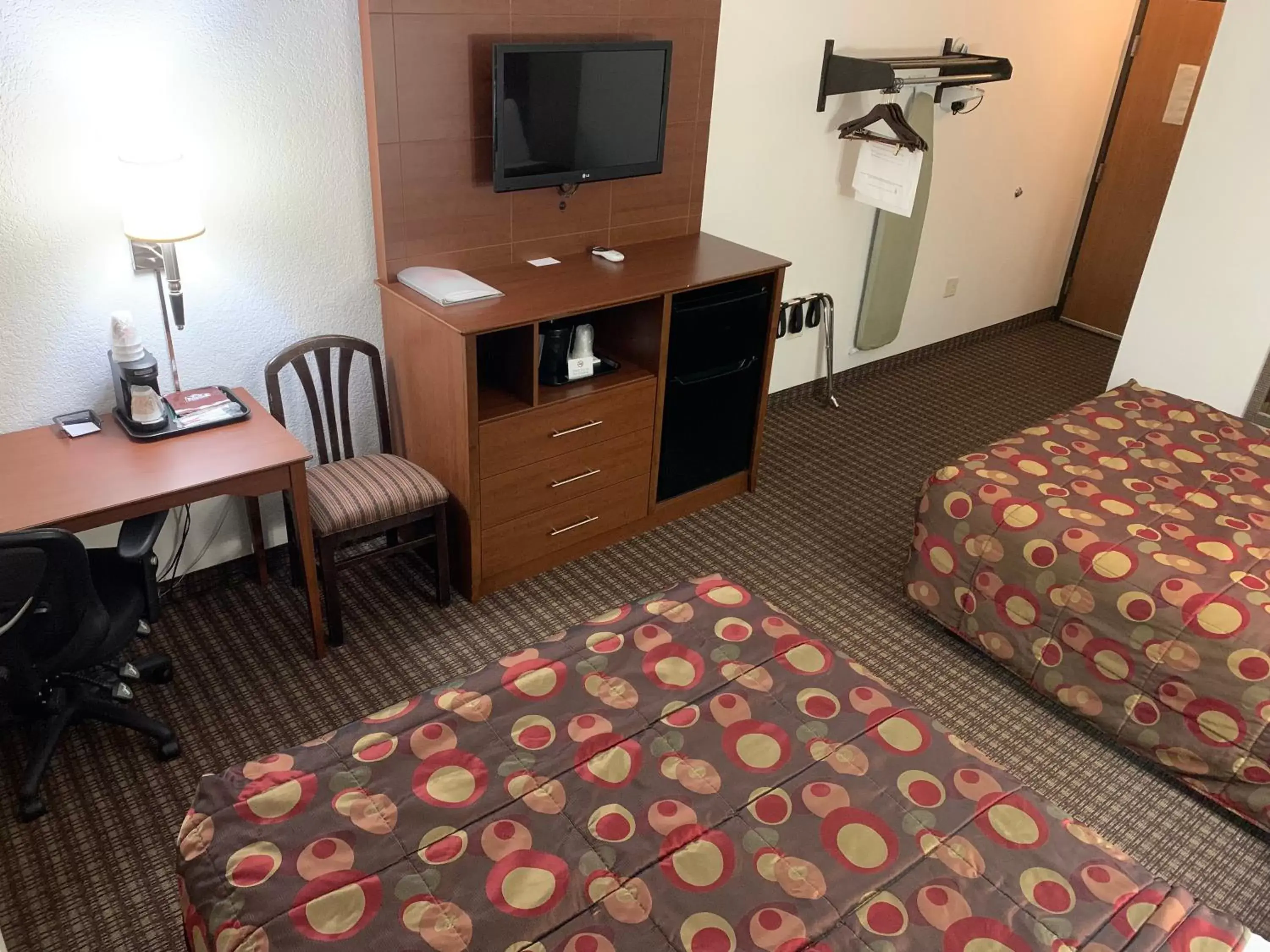Bed, TV/Entertainment Center in Nichols Inn of Red Wing
