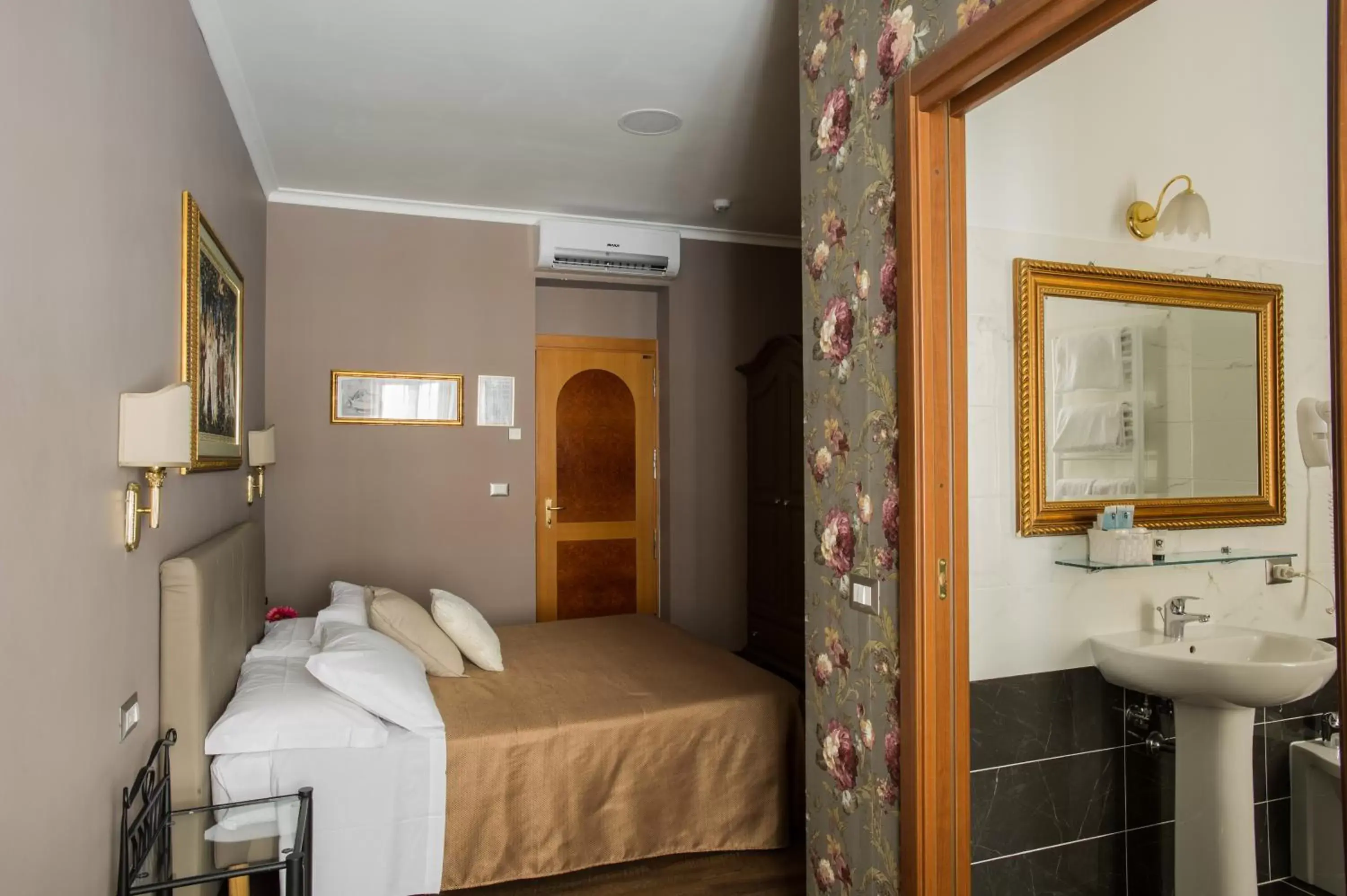 Bed, Bathroom in Hotel Residenza In Farnese
