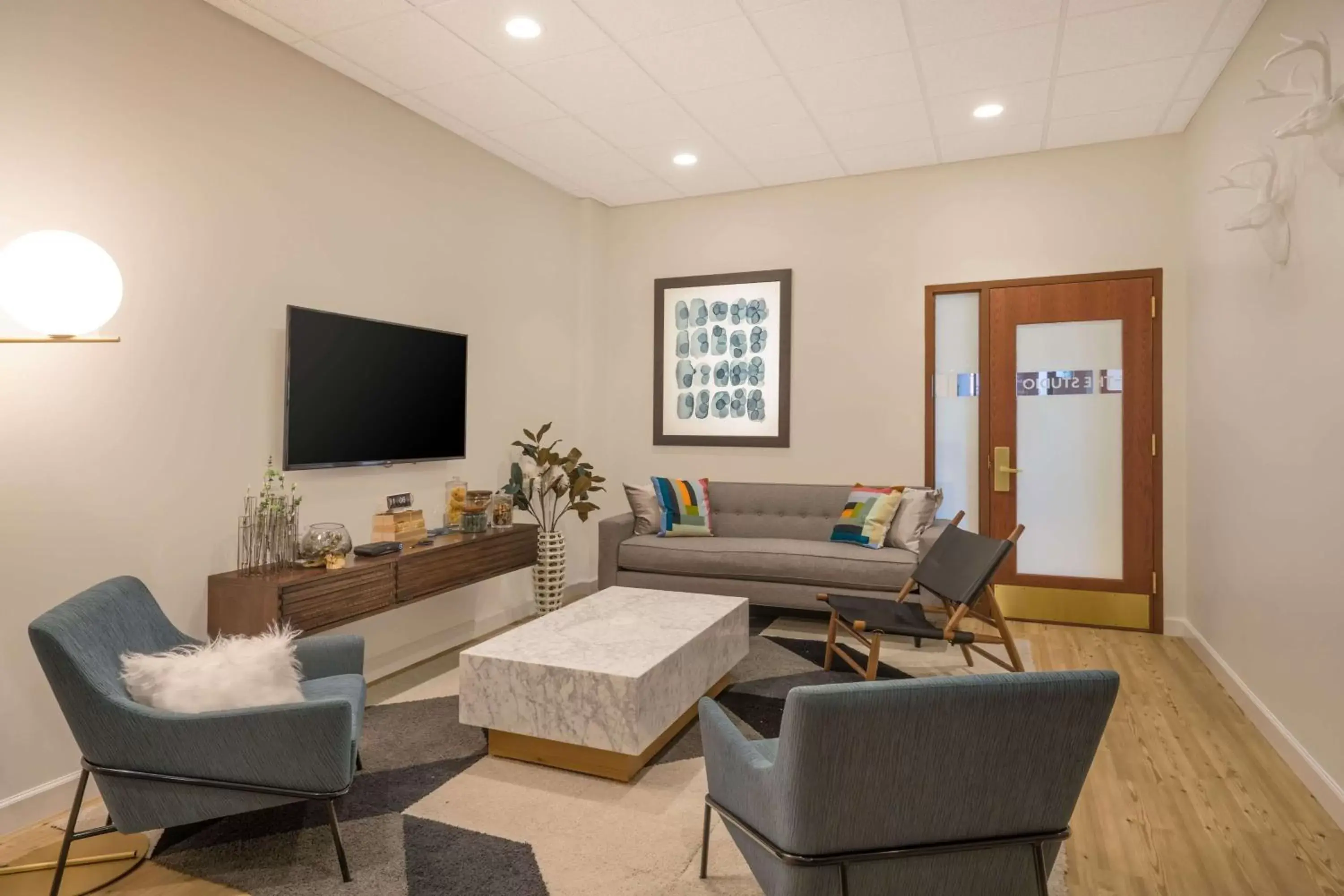 Lobby or reception, Seating Area in Sonesta Milwaukee West Wauwatosa