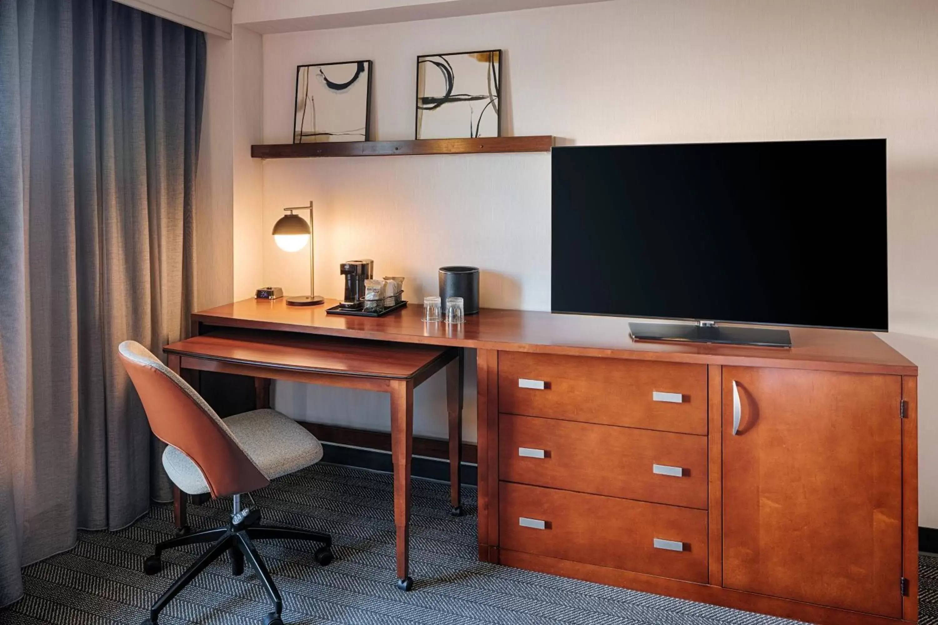 Photo of the whole room, TV/Entertainment Center in Courtyard by Marriott Springfield Downtown