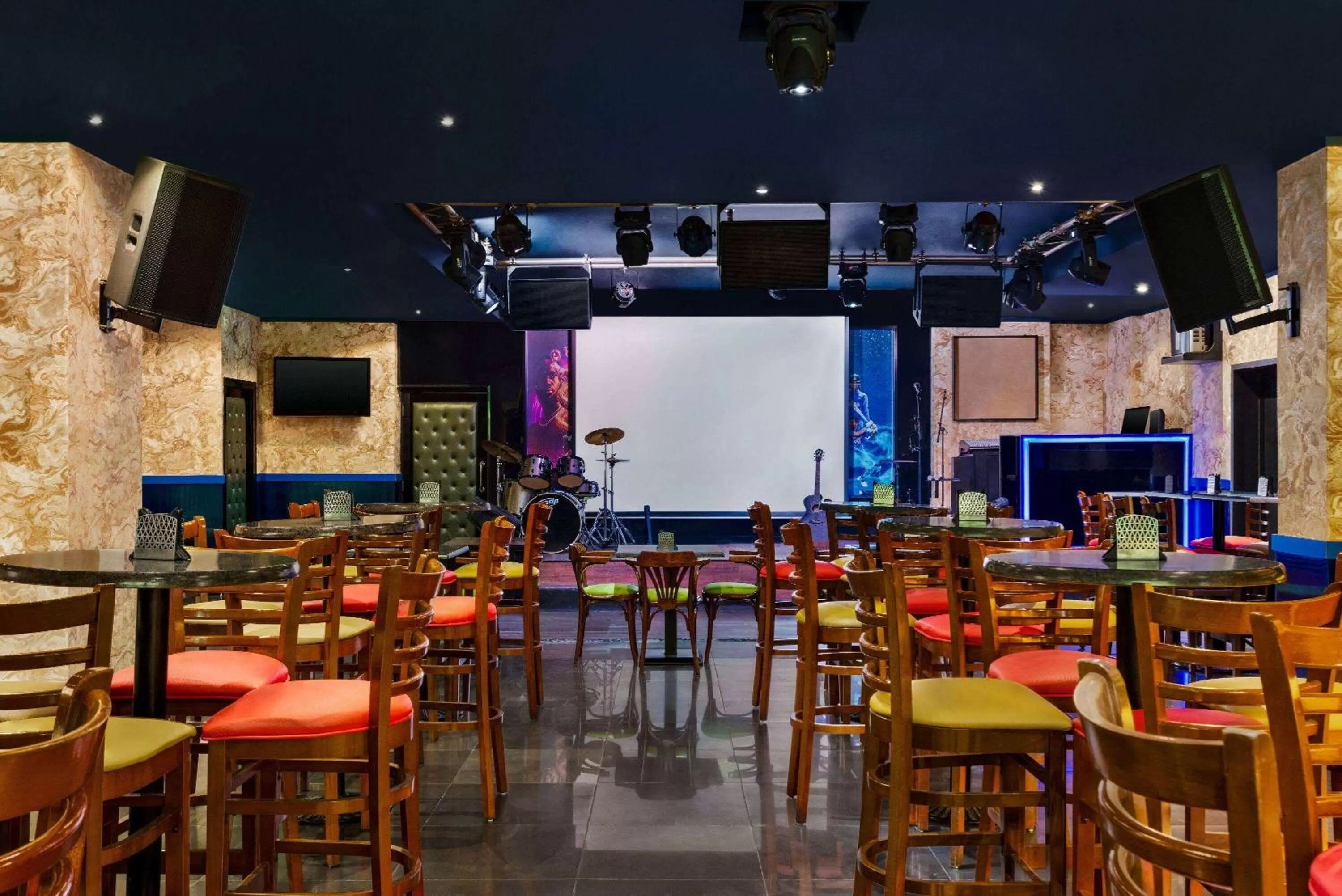 Lounge or bar in La Quinta by Wyndham Dubai Jumeirah