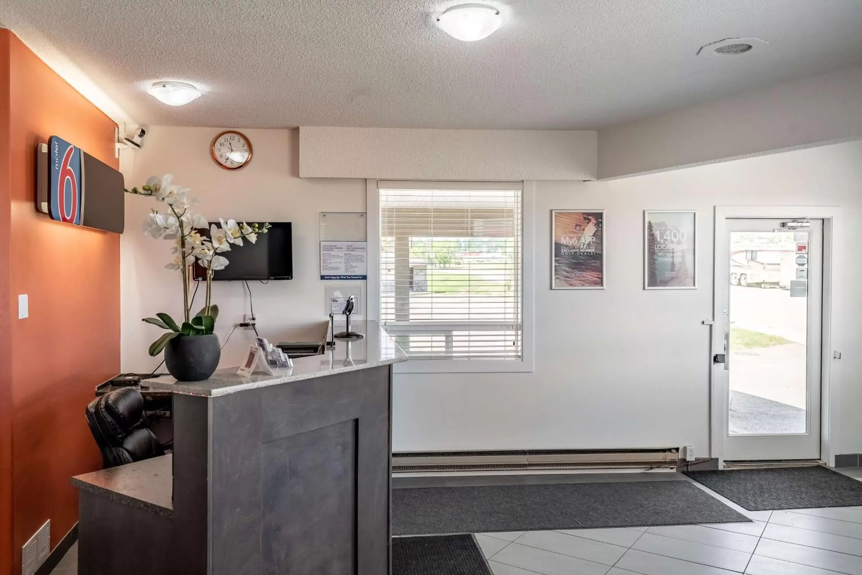 Lobby or reception, Kitchen/Kitchenette in Motel 6-Fort Nelson, BC