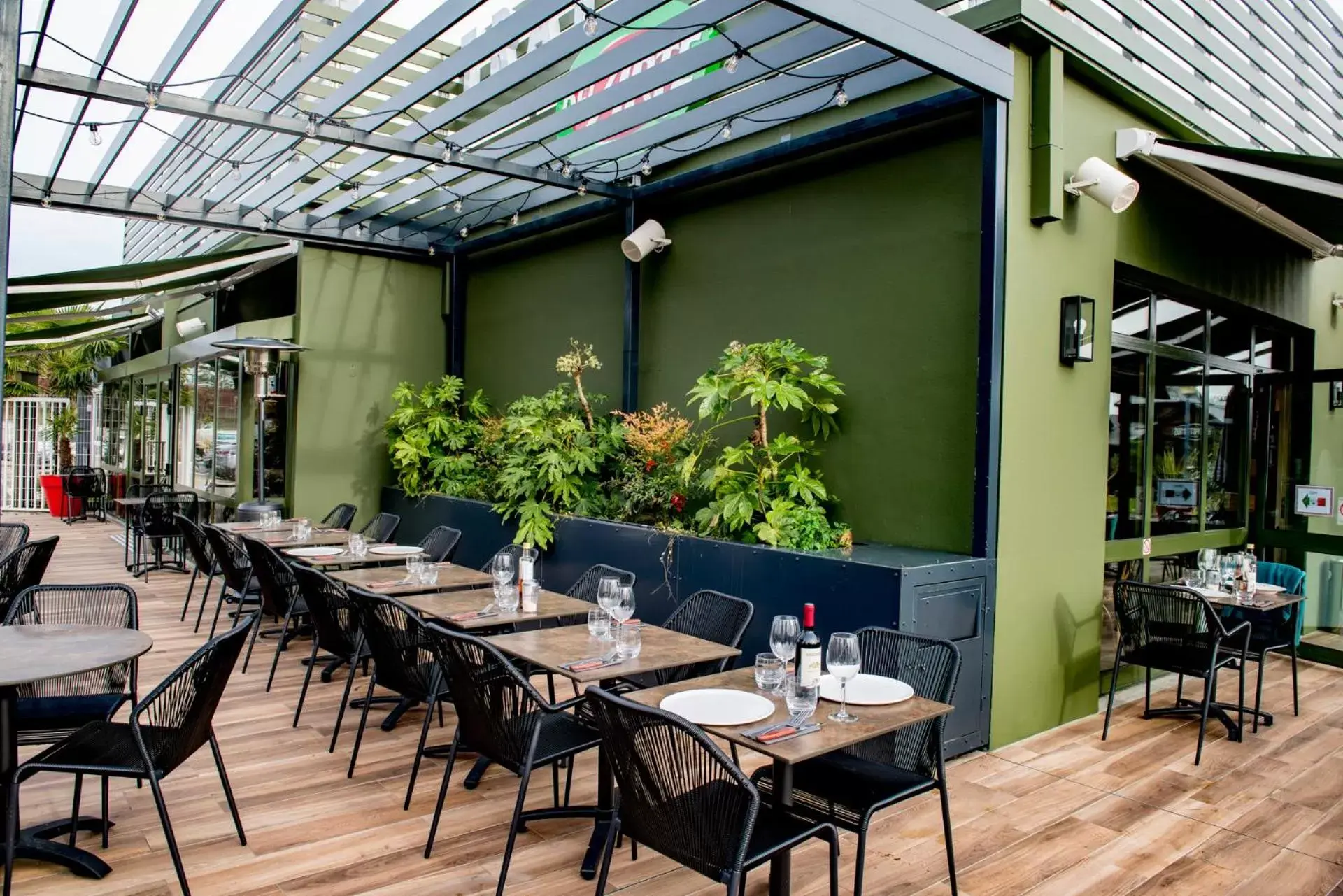 Patio, Restaurant/Places to Eat in ibis Bordeaux Pessac Route des Vins