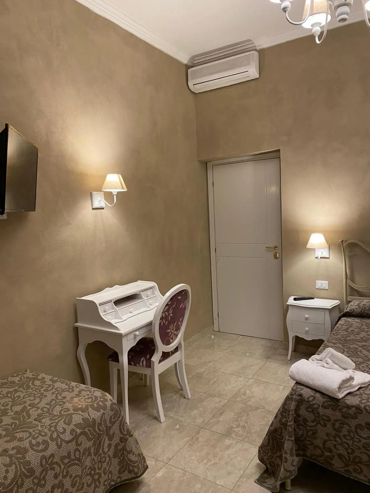 TV and multimedia, Bed in Boutique Hotel Calais Milano