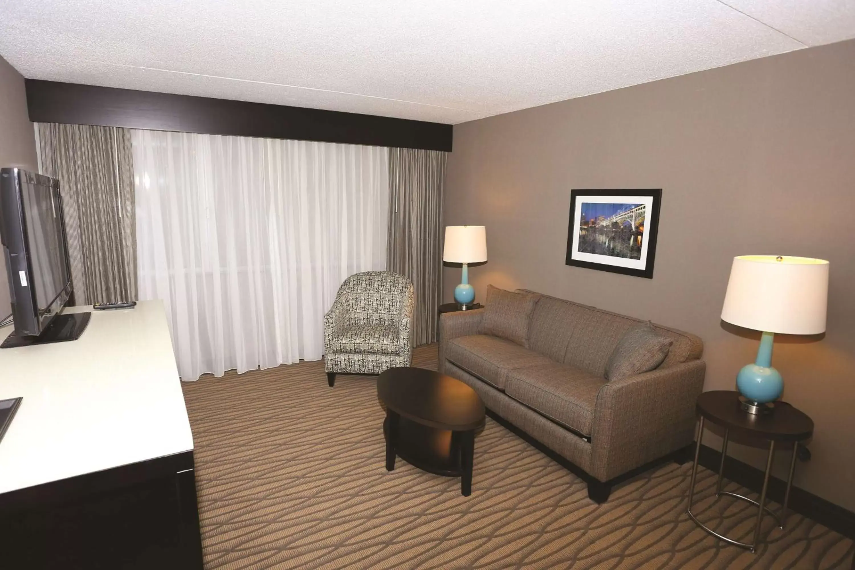 Bedroom, Seating Area in DoubleTree by Hilton Cleveland – Westlake