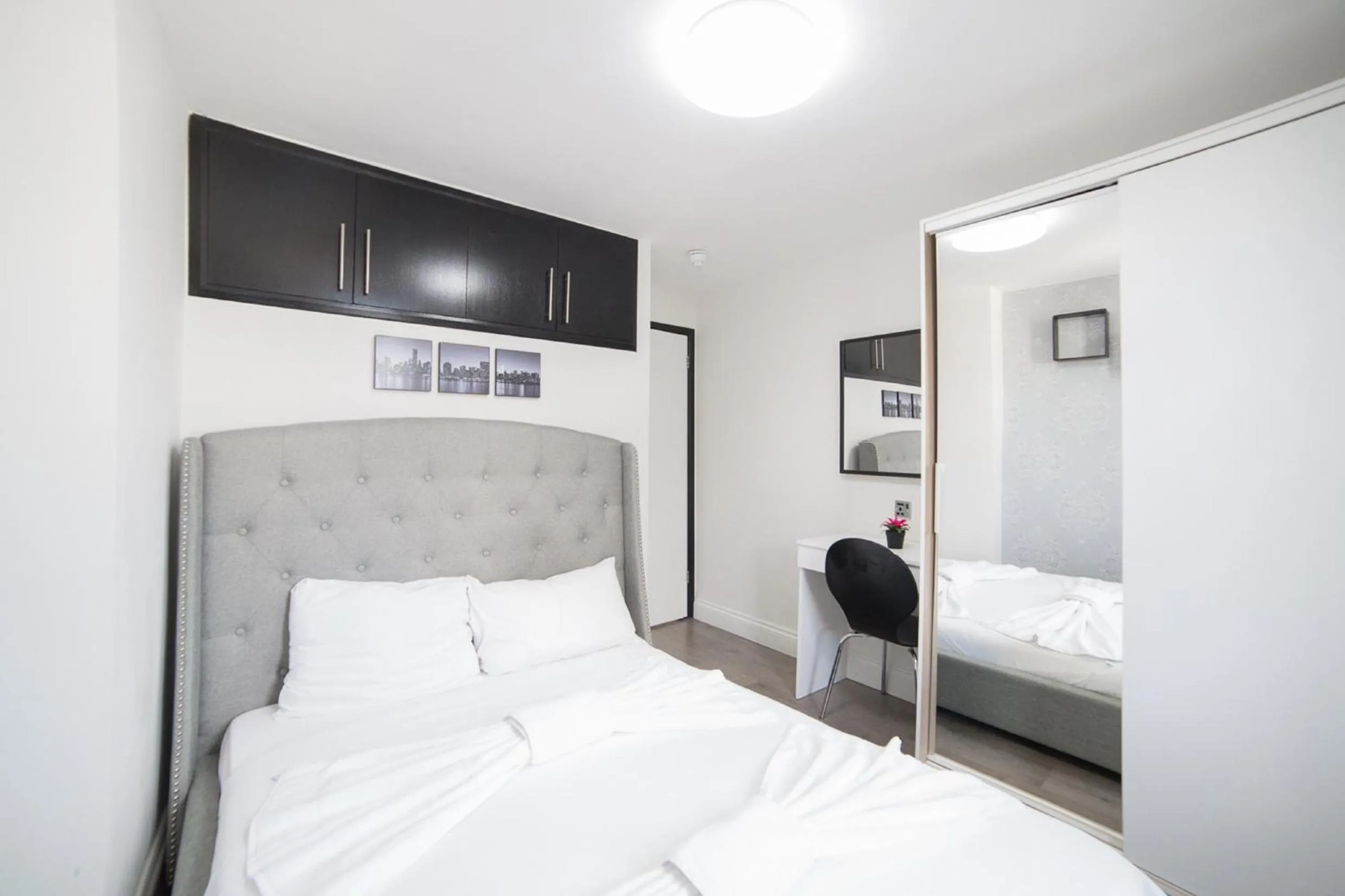 Bedroom, Bed in Imperial Court Suites